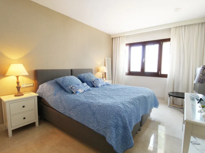 Situated on a gated community just a short walk from the beautiful village of Benahavis and all its famous restaurants, and just seven kilometres inland from the glamourous coastal hotspots of Puerto Banus and Marbella lies this contemporary south facing 