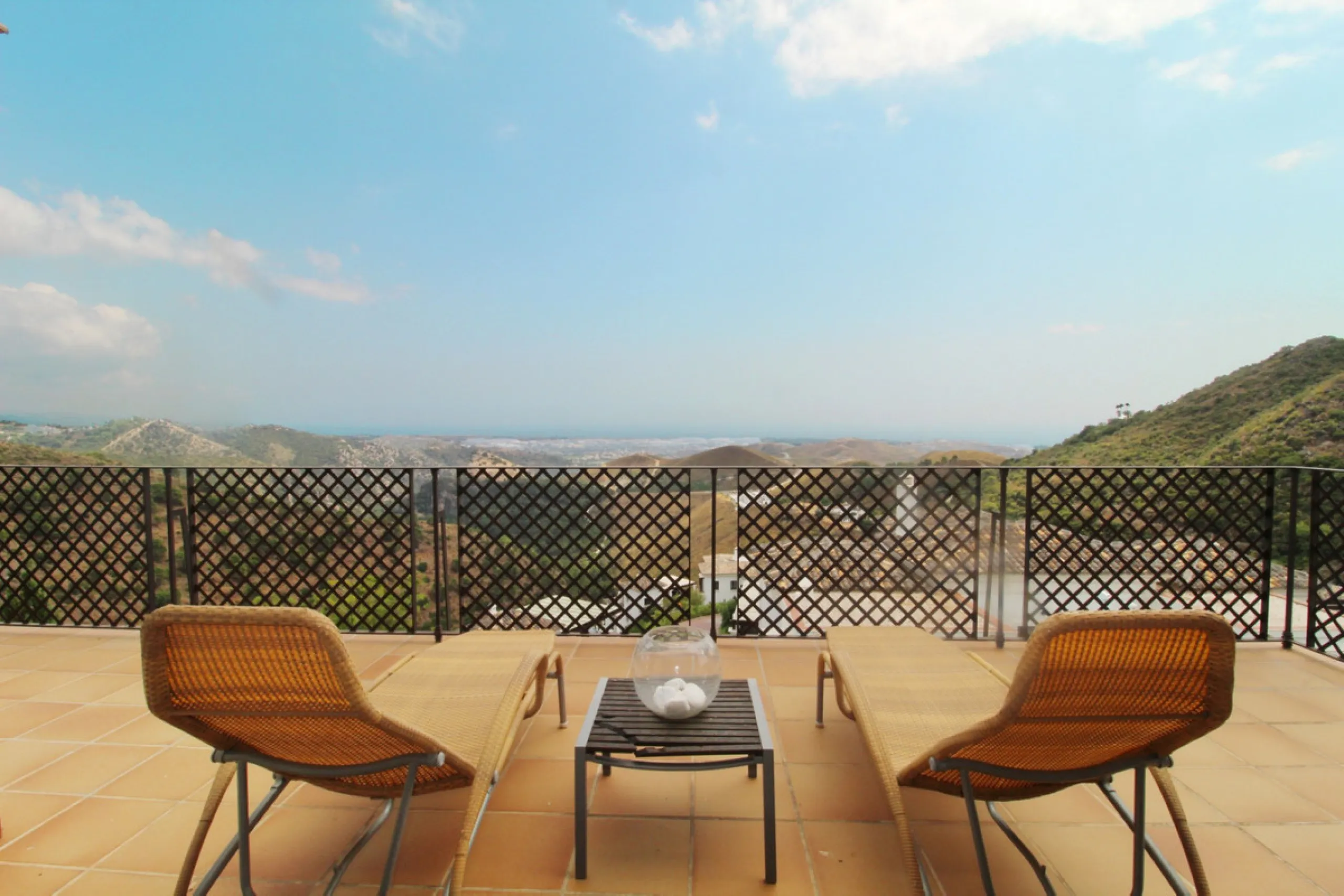 Situated on a gated community just a short walk from the beautiful village of Benahavis and all its famous restaurants, and just seven kilometres inland from the glamourous coastal hotspots of Puerto Banus and Marbella lies this contemporary south facing 