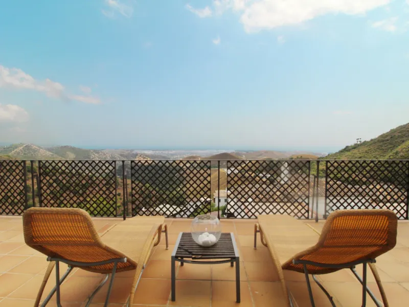 Situated on a gated community just a short walk from the beautiful village of Benahavis and all its famous restaurants, and just seven kilometres inland from the glamourous coastal hotspots of Puerto Banus and Marbella lies this contemporary south facing 