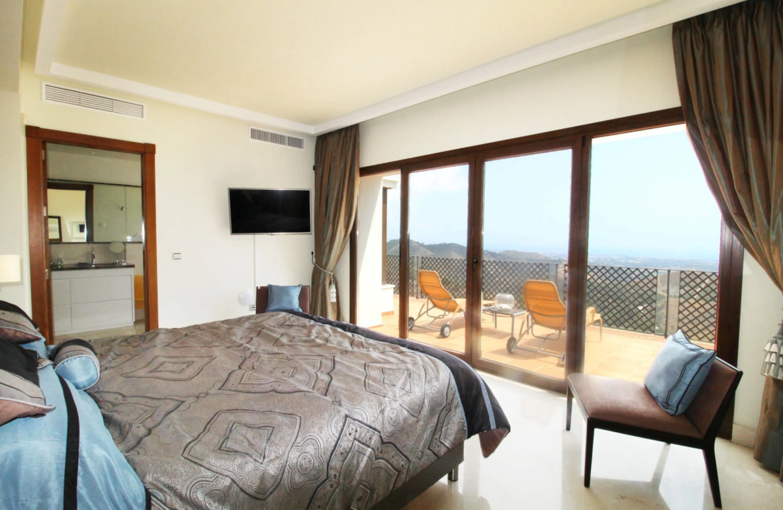 Situated on a gated community just a short walk from the beautiful village of Benahavis and all its famous restaurants, and just seven kilometres inland from the glamourous coastal hotspots of Puerto Banus and Marbella lies this contemporary south facing 