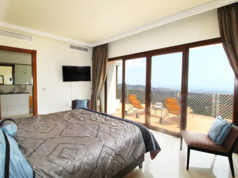 Situated on a gated community just a short walk from the beautiful village of Benahavis and all its famous restaurants, and just seven kilometres inland from the glamourous coastal hotspots of Puerto Banus and Marbella lies this contemporary south facing 