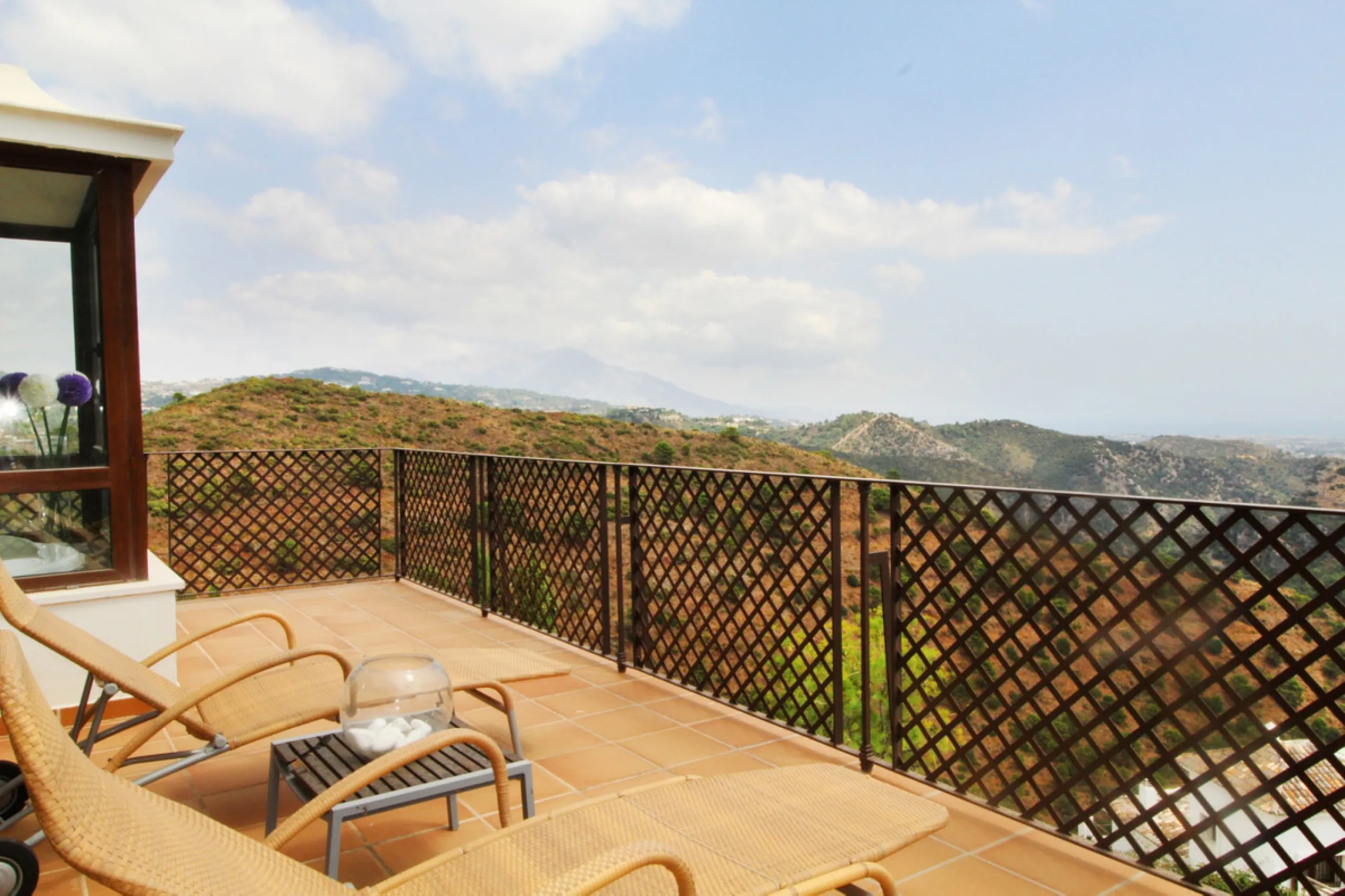 Situated on a gated community just a short walk from the beautiful village of Benahavis and all its famous restaurants, and just seven kilometres inland from the glamourous coastal hotspots of Puerto Banus and Marbella lies this contemporary south facing 