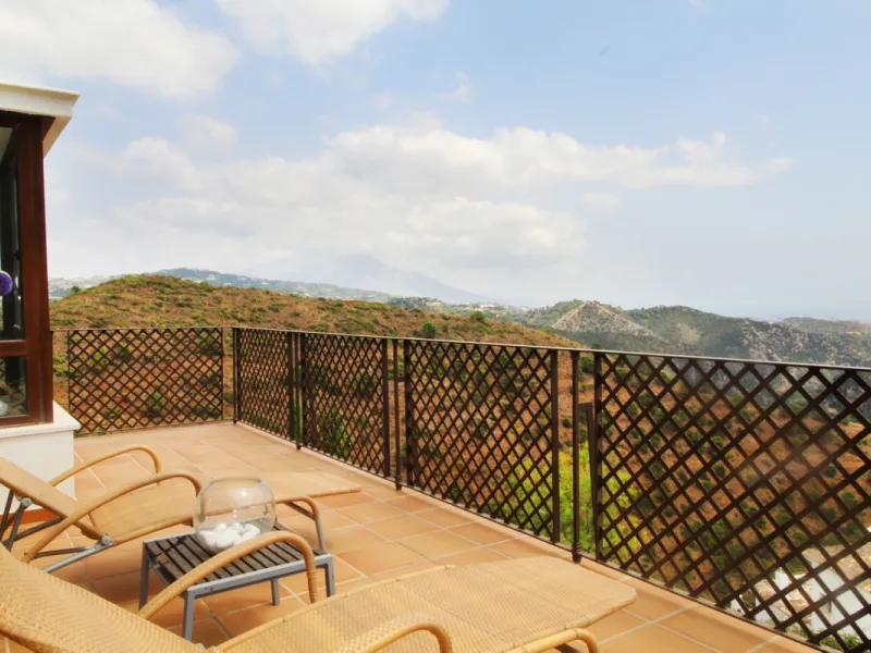 Situated on a gated community just a short walk from the beautiful village of Benahavis and all its famous restaurants, and just seven kilometres inland from the glamourous coastal hotspots of Puerto Banus and Marbella lies this contemporary south facing 