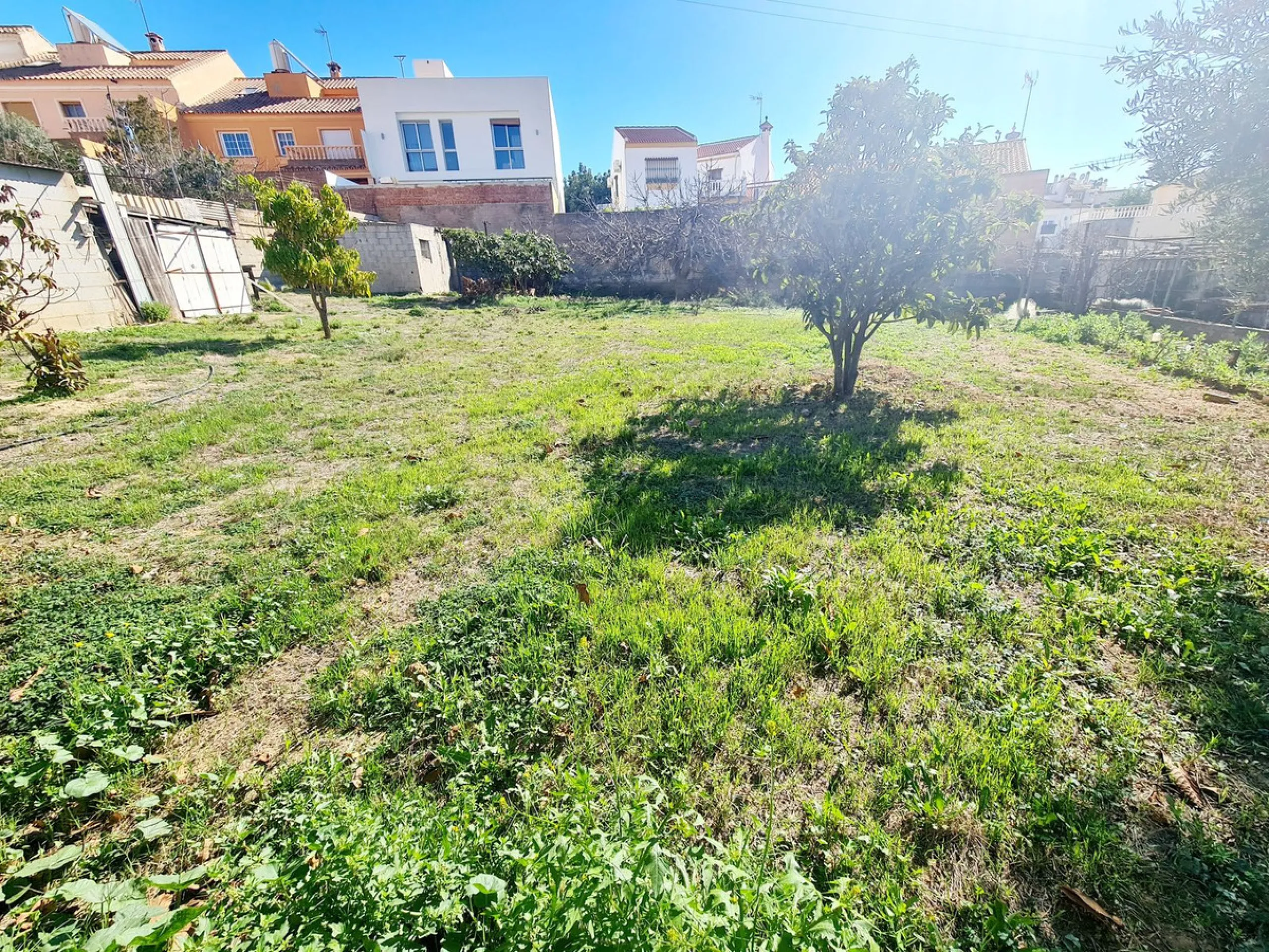 Городской участок в урбанизации Los Pacos, Fuengirola, имеет площадь 600 м2 разделен на три равных участка для проекта строительства таунхаусов площадью по 150 м2 каждый плюс цокольные этажи. Участок также подходит и для строительства семейного дома . Все