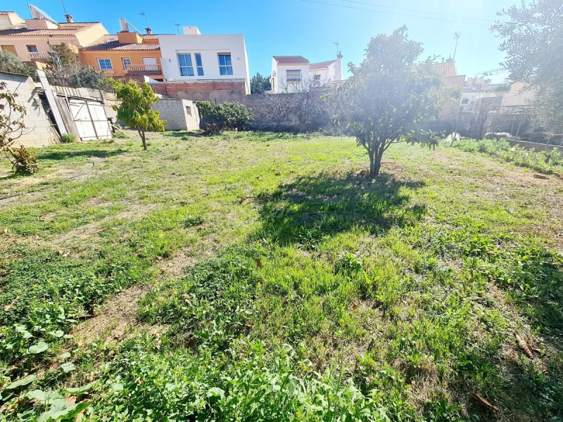 The urban plot in the urbanization Los Pacos, Fuengirola, has an area of ​​600 m2 divided into three equal plots for a project to build townhouses of 150 m2 each plus basement floors. The plot is also suitable for the construction of a family home. Just a