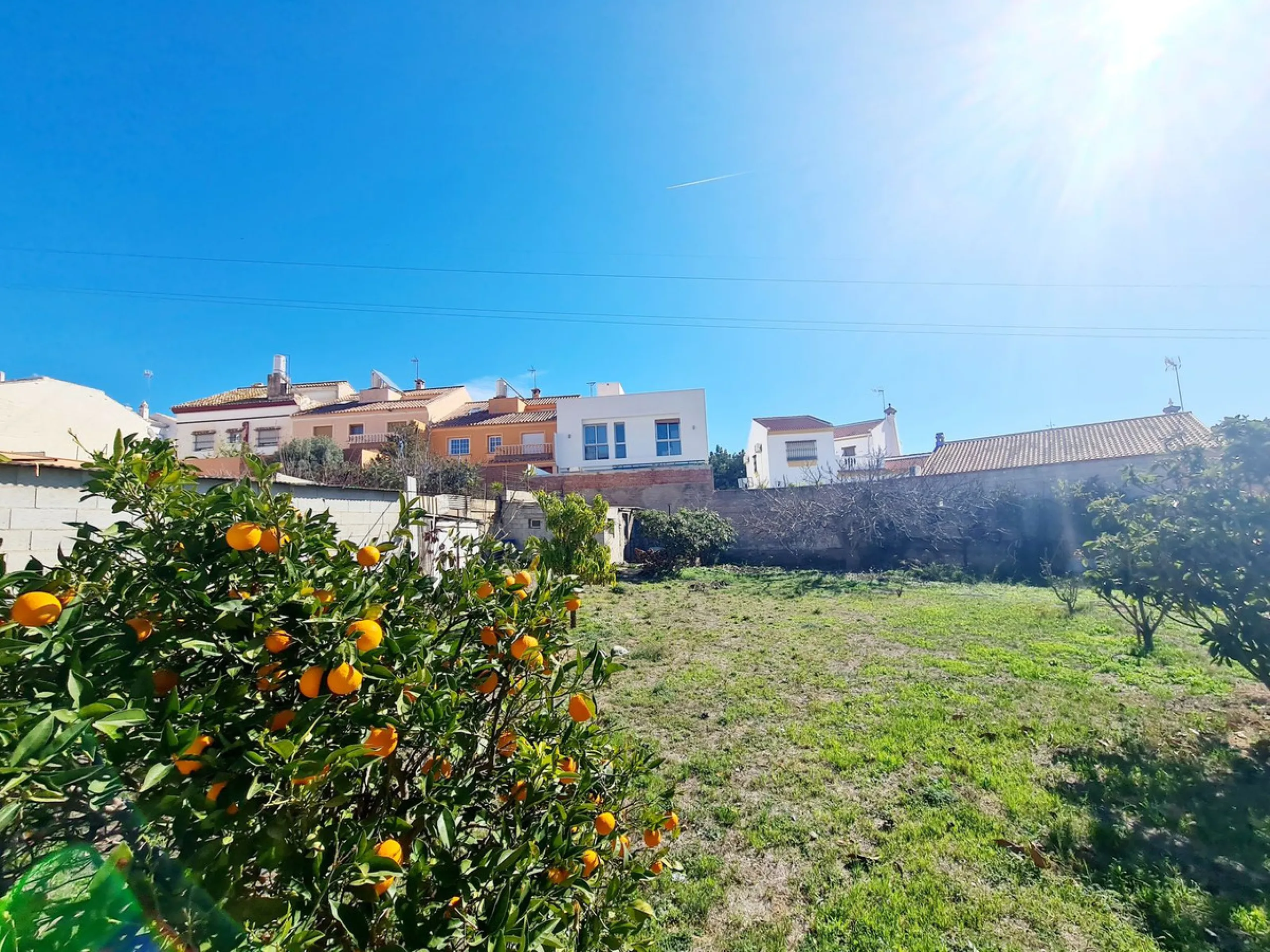 Городской участок в урбанизации Los Pacos, Fuengirola, имеет площадь 600 м2 разделен на три равных участка для проекта строительства таунхаусов площадью по 150 м2 каждый плюс цокольные этажи. Участок также подходит и для строительства семейного дома . Все