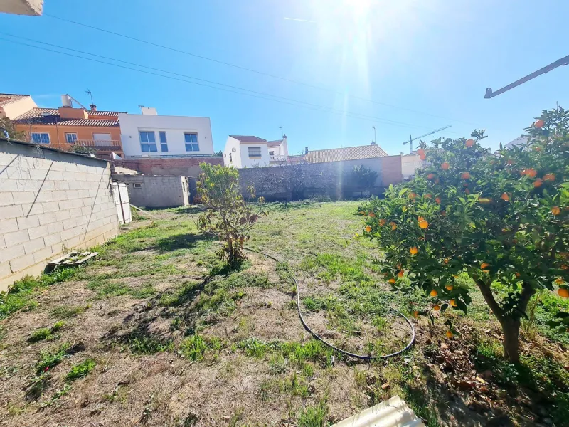 Городской участок в урбанизации Los Pacos, Fuengirola, имеет площадь 600 м2 разделен на три равных участка для проекта строительства таунхаусов площадью по 150 м2 каждый плюс цокольные этажи. Участок также подходит и для строительства семейного дома . Все