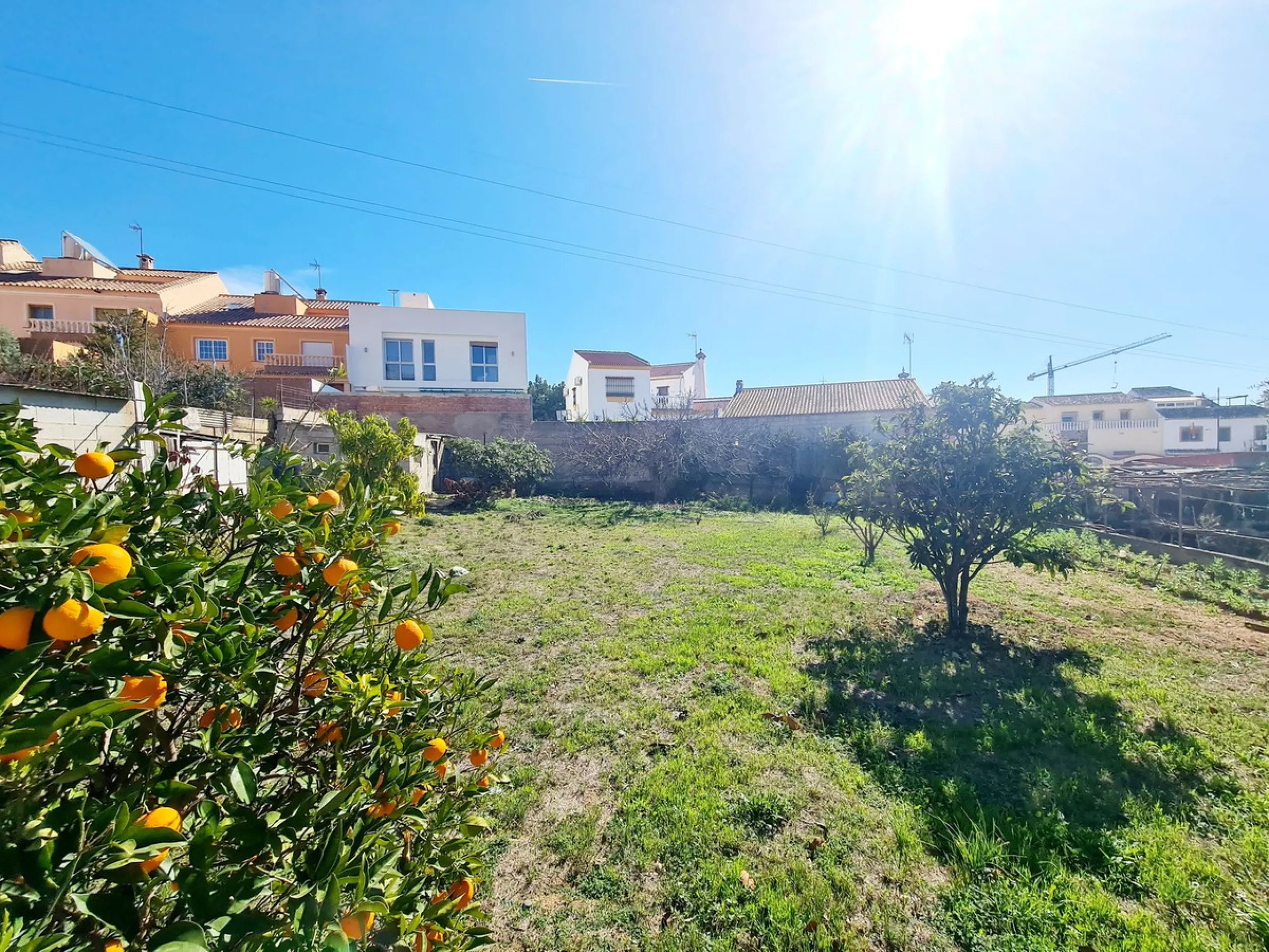 Городской участок в урбанизации Los Pacos, Fuengirola, имеет площадь 600 м2 разделен на три равных участка для проекта строительства таунхаусов площадью по 150 м2 каждый плюс цокольные этажи. Участок также подходит и для строительства семейного дома . Все