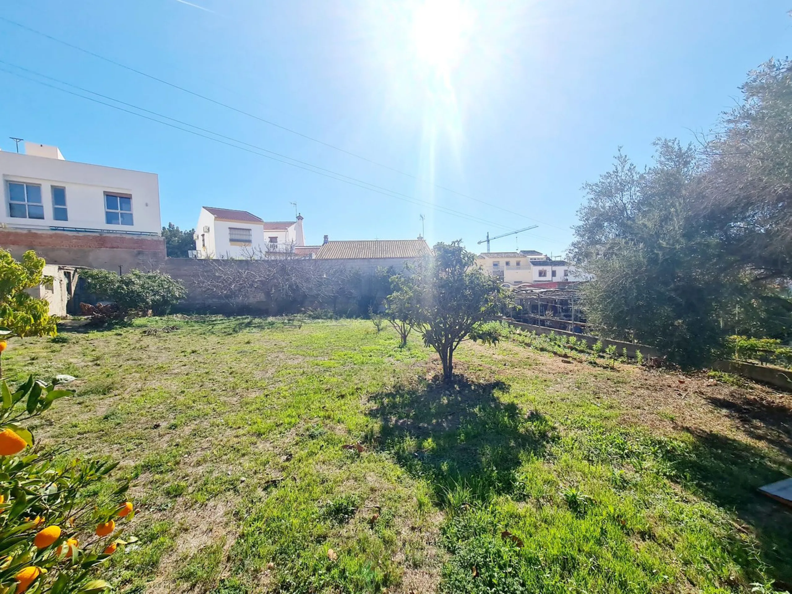 Городской участок в урбанизации Los Pacos, Fuengirola, имеет площадь 600 м2 разделен на три равных участка для проекта строительства таунхаусов площадью по 150 м2 каждый плюс цокольные этажи. Участок также подходит и для строительства семейного дома . Все