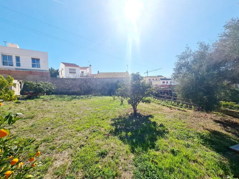 Городской участок в урбанизации Los Pacos, Fuengirola, имеет площадь 600 м2 разделен на три равных участка для проекта строительства таунхаусов площадью по 150 м2 каждый плюс цокольные этажи. Участок также подходит и для строительства семейного дома . Все