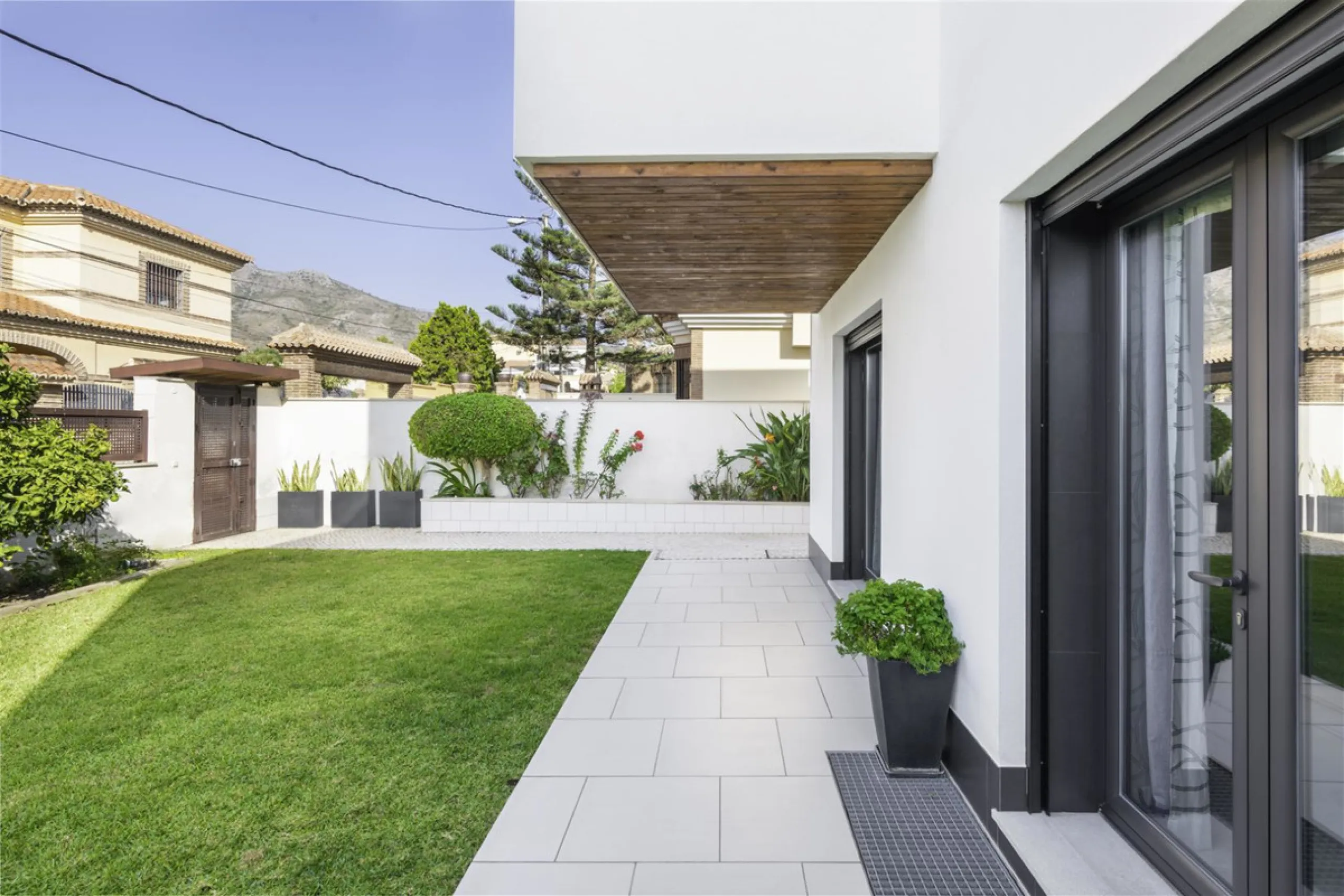 Beatifully appointed quality built Villa. The construction was carried out by the owner´s strict supervision. Built to very high end qualtity with no costs spared.