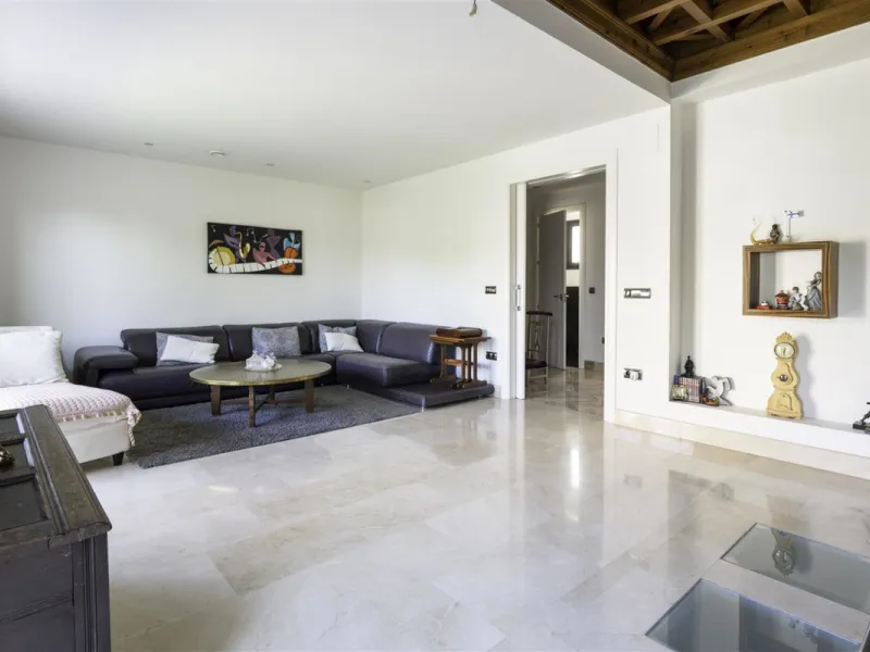 Beatifully appointed quality built Villa. The construction was carried out by the owner´s strict supervision. Built to very high end qualtity with no costs spared.