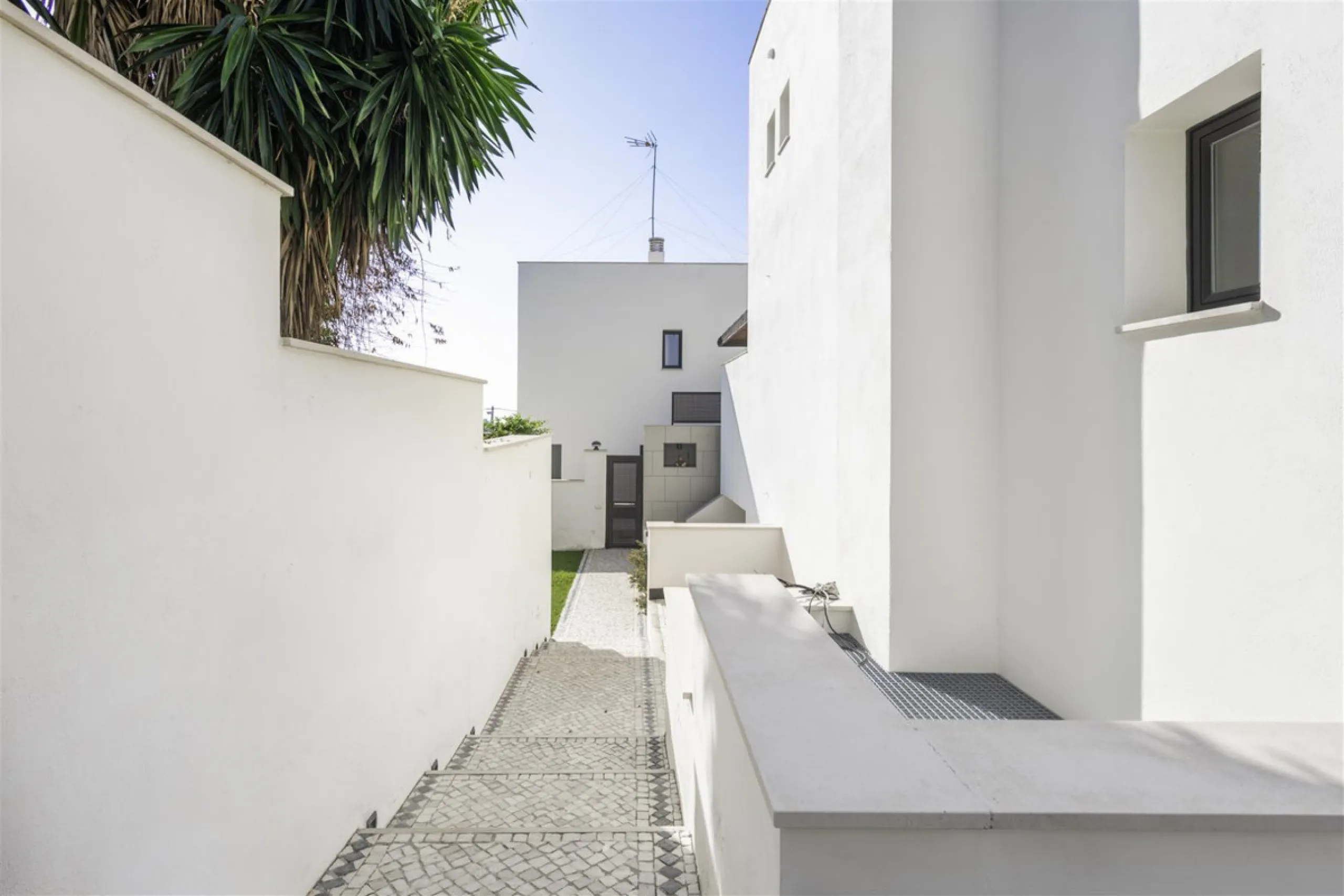 Beatifully appointed quality built Villa. The construction was carried out by the owner´s strict supervision. Built to very high end qualtity with no costs spared.