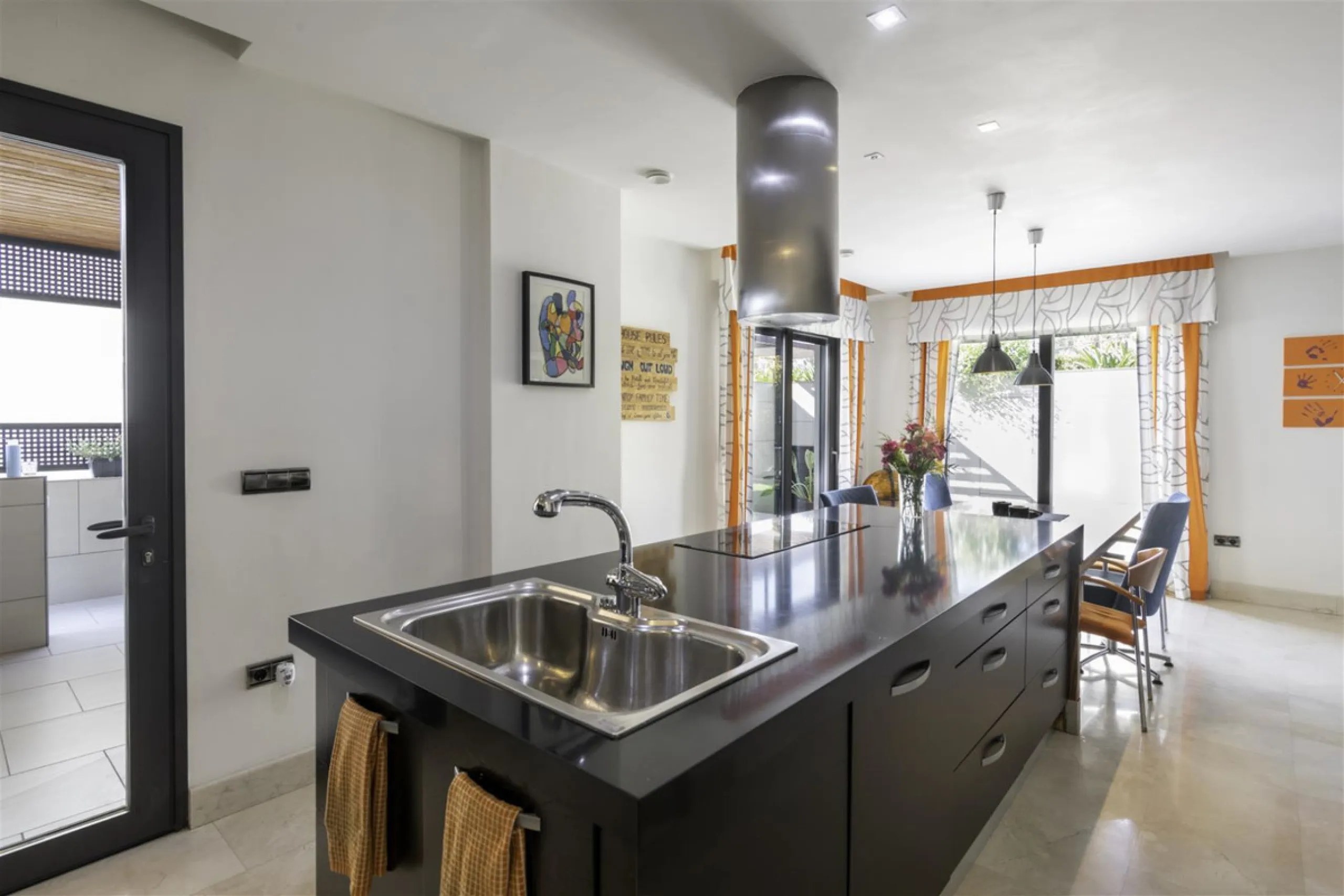 Beatifully appointed quality built Villa. The construction was carried out by the owner´s strict supervision. Built to very high end qualtity with no costs spared.
