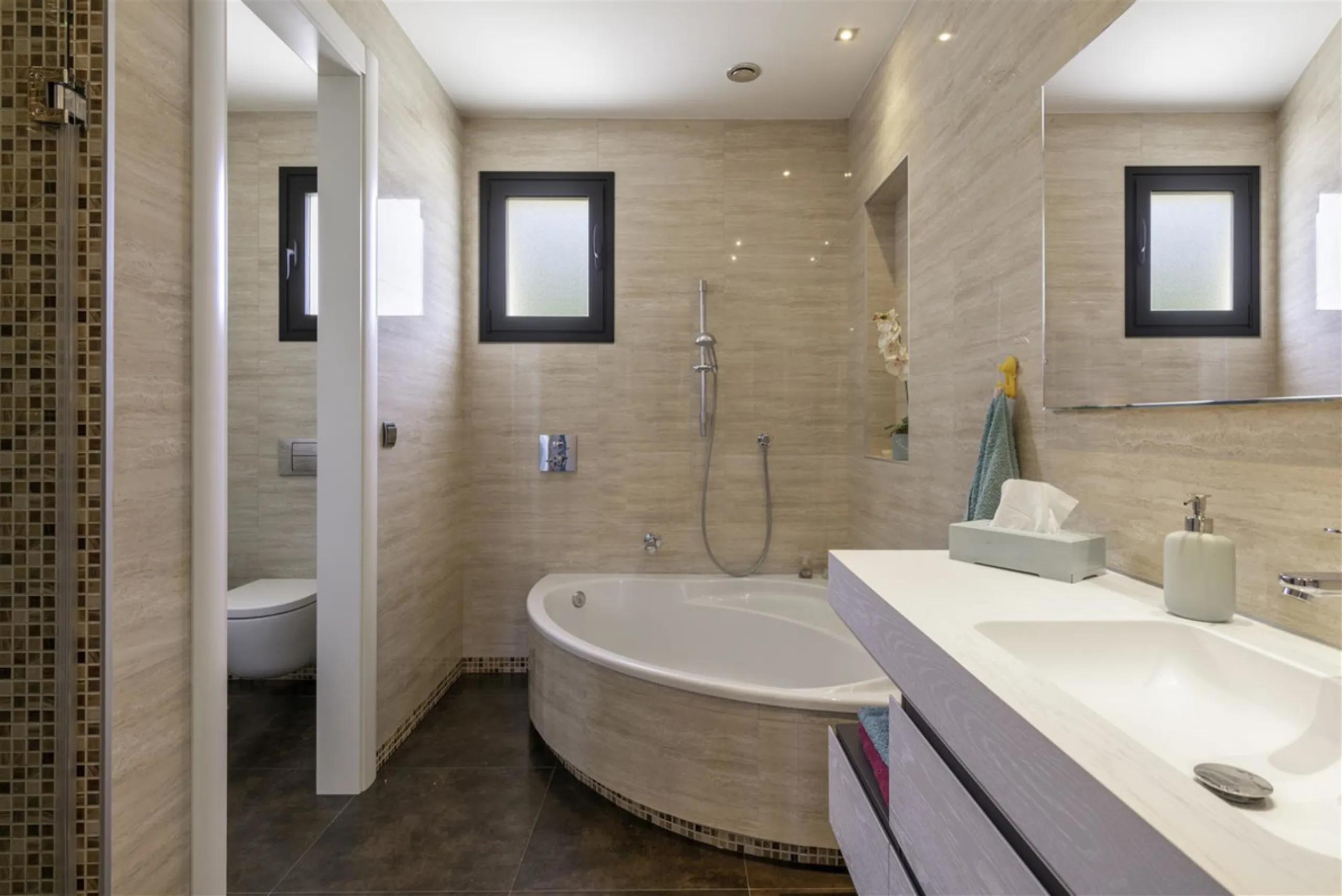 Beatifully appointed quality built Villa. The construction was carried out by the owner´s strict supervision. Built to very high end qualtity with no costs spared.