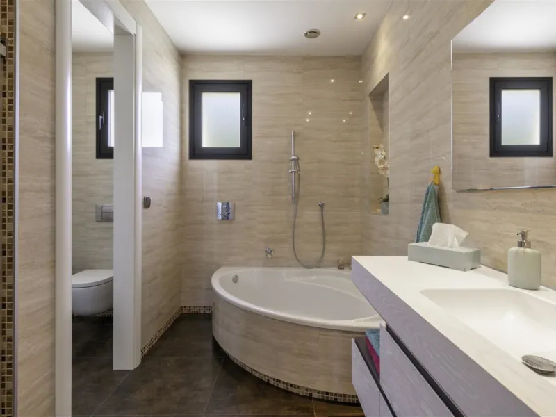Beatifully appointed quality built Villa. The construction was carried out by the owner´s strict supervision. Built to very high end qualtity with no costs spared.