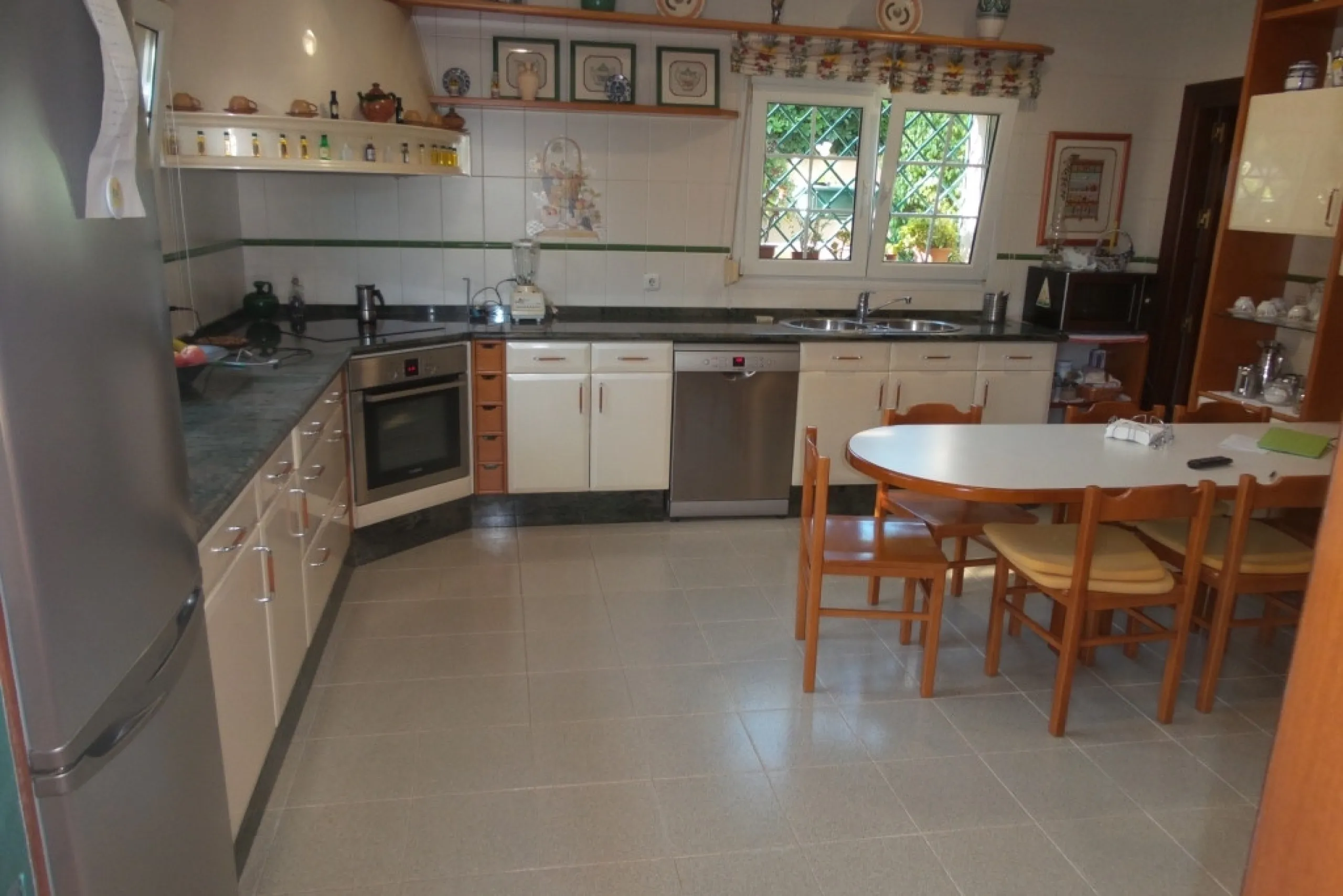 House - Detached Villa в продаже в Alhaurín de la Torre, Málaga. В доме 5 спален и 4 ванных комнат. Площадь дома 444 м². Площадь участка 1010 м²