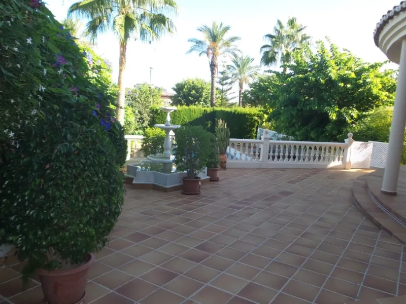 House - Detached Villa в продаже в Alhaurín de la Torre, Málaga. В доме 5 спален и 4 ванных комнат. Площадь дома 444 м². Площадь участка 1010 м²