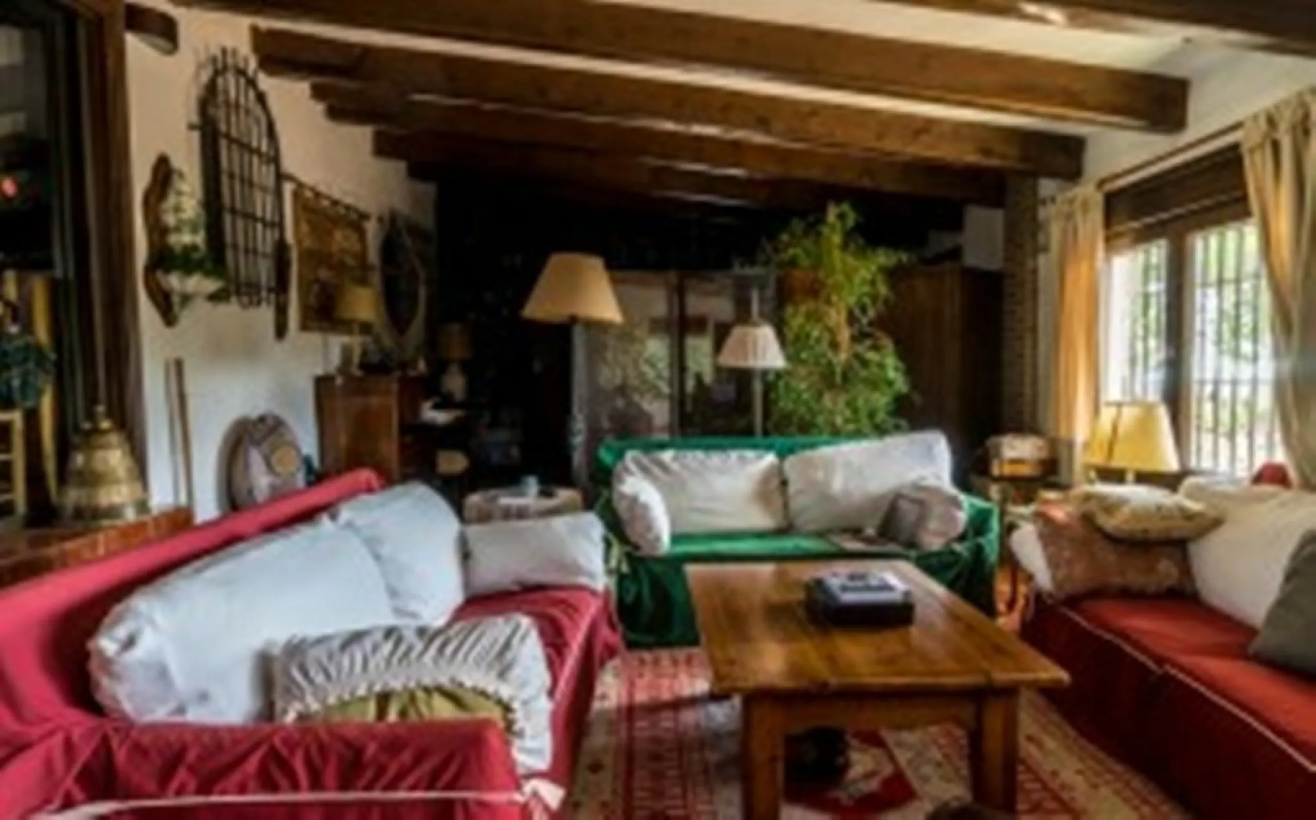 2278-V FANTASTIC FINCA FOR SALE on 70 000m2 of fenced plot, consists of many facilities in perfect condition, a house of 300m2 with living-dining room with fireplace, independent and furnished kitchen, 3 bedrooms, 3 bathrooms, plus a guest house of 100m2 