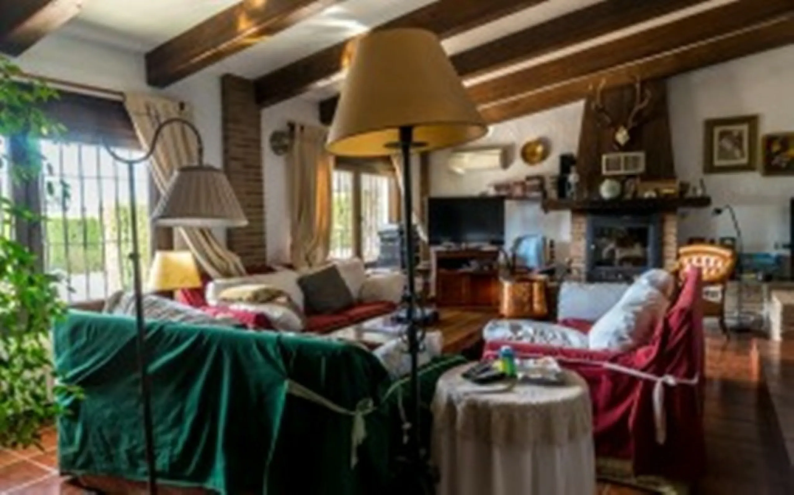 2278-V FANTASTIC FINCA FOR SALE on 70 000m2 of fenced plot, consists of many facilities in perfect condition, a house of 300m2 with living-dining room with fireplace, independent and furnished kitchen, 3 bedrooms, 3 bathrooms, plus a guest house of 100m2 