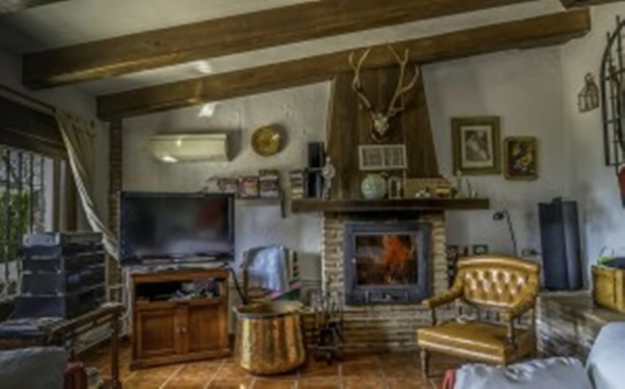 2278-V FANTASTIC FINCA FOR SALE on 70 000m2 of fenced plot, consists of many facilities in perfect condition, a house of 300m2 with living-dining room with fireplace, independent and furnished kitchen, 3 bedrooms, 3 bathrooms, plus a guest house of 100m2 
