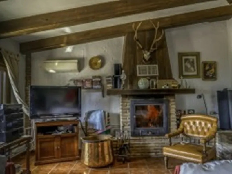2278-V FANTASTIC FINCA FOR SALE on 70 000m2 of fenced plot, consists of many facilities in perfect condition, a house of 300m2 with living-dining room with fireplace, independent and furnished kitchen, 3 bedrooms, 3 bathrooms, plus a guest house of 100m2 