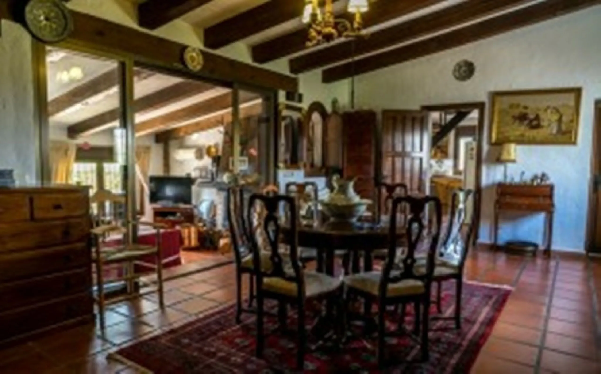 2278-V FANTASTIC FINCA FOR SALE on 70 000m2 of fenced plot, consists of many facilities in perfect condition, a house of 300m2 with living-dining room with fireplace, independent and furnished kitchen, 3 bedrooms, 3 bathrooms, plus a guest house of 100m2 