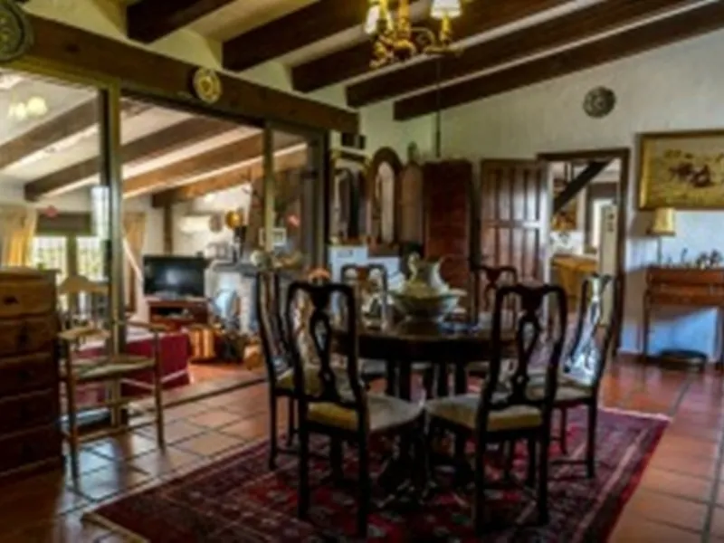 2278-V FANTASTIC FINCA FOR SALE on 70 000m2 of fenced plot, consists of many facilities in perfect condition, a house of 300m2 with living-dining room with fireplace, independent and furnished kitchen, 3 bedrooms, 3 bathrooms, plus a guest house of 100m2 