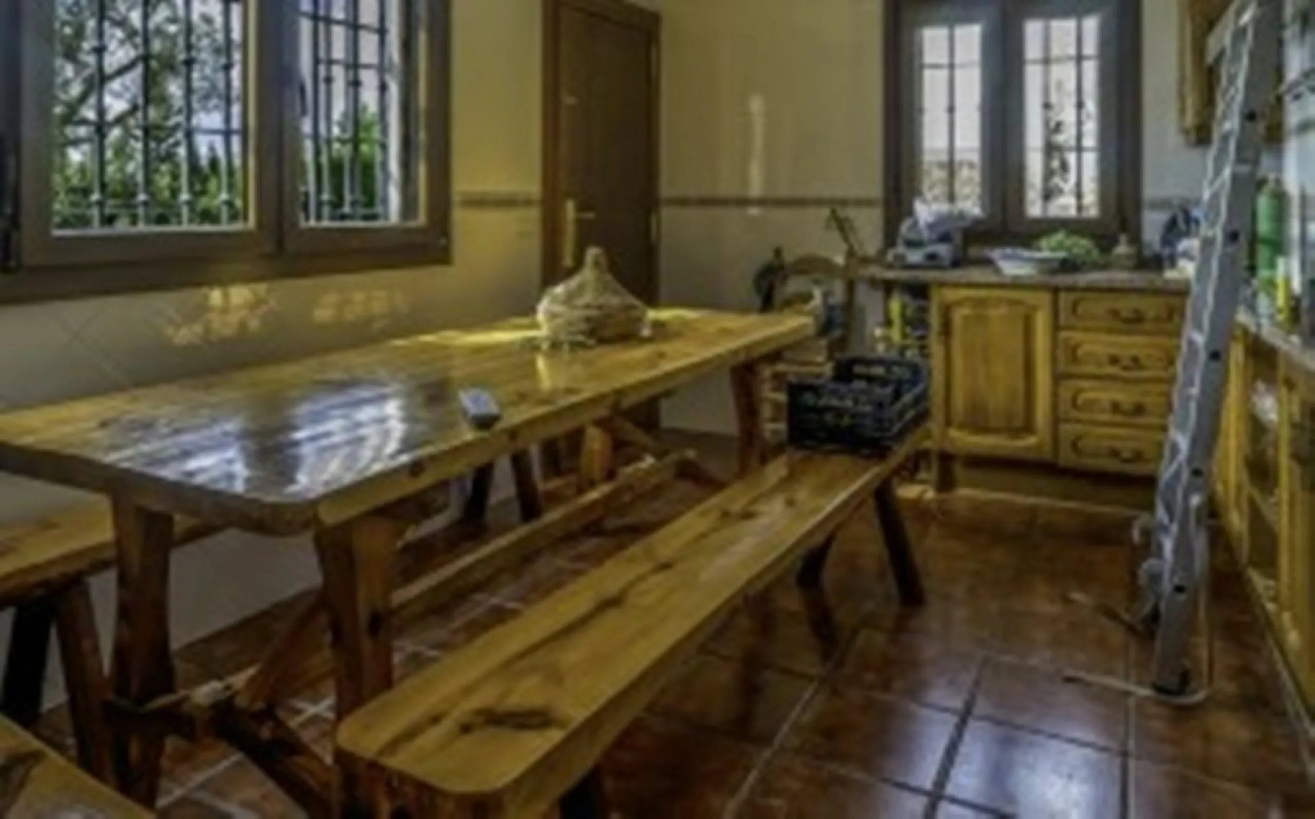 2278-V FANTASTIC FINCA FOR SALE on 70 000m2 of fenced plot, consists of many facilities in perfect condition, a house of 300m2 with living-dining room with fireplace, independent and furnished kitchen, 3 bedrooms, 3 bathrooms, plus a guest house of 100m2 
