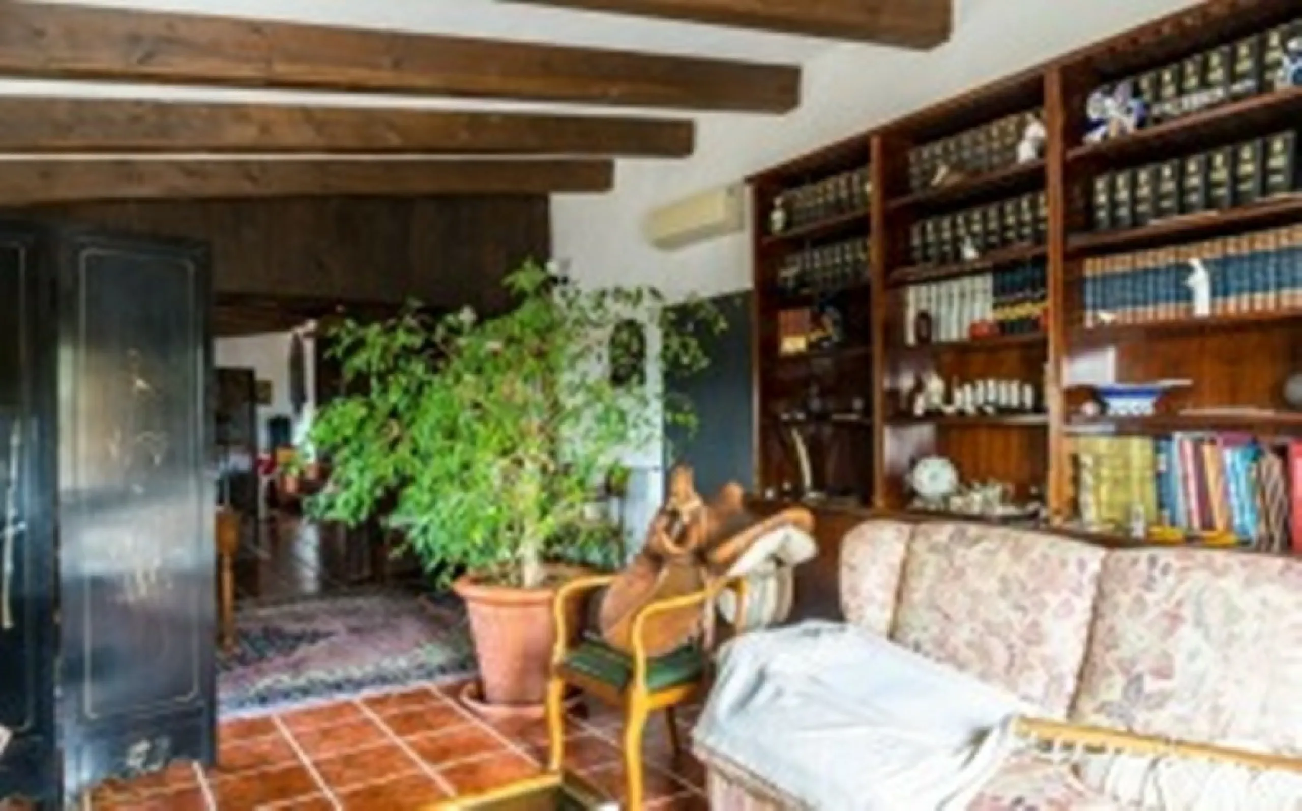 2278-V FANTASTIC FINCA FOR SALE on 70 000m2 of fenced plot, consists of many facilities in perfect condition, a house of 300m2 with living-dining room with fireplace, independent and furnished kitchen, 3 bedrooms, 3 bathrooms, plus a guest house of 100m2 