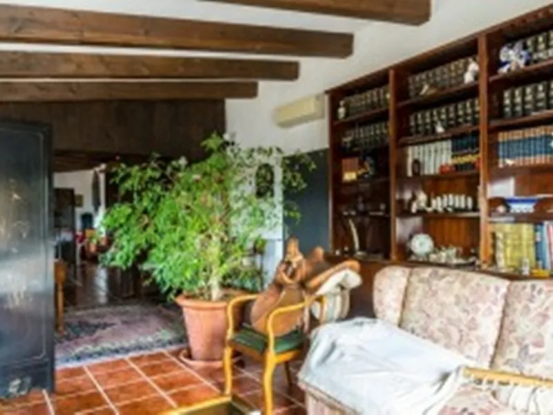 2278-V FANTASTIC FINCA FOR SALE on 70 000m2 of fenced plot, consists of many facilities in perfect condition, a house of 300m2 with living-dining room with fireplace, independent and furnished kitchen, 3 bedrooms, 3 bathrooms, plus a guest house of 100m2 