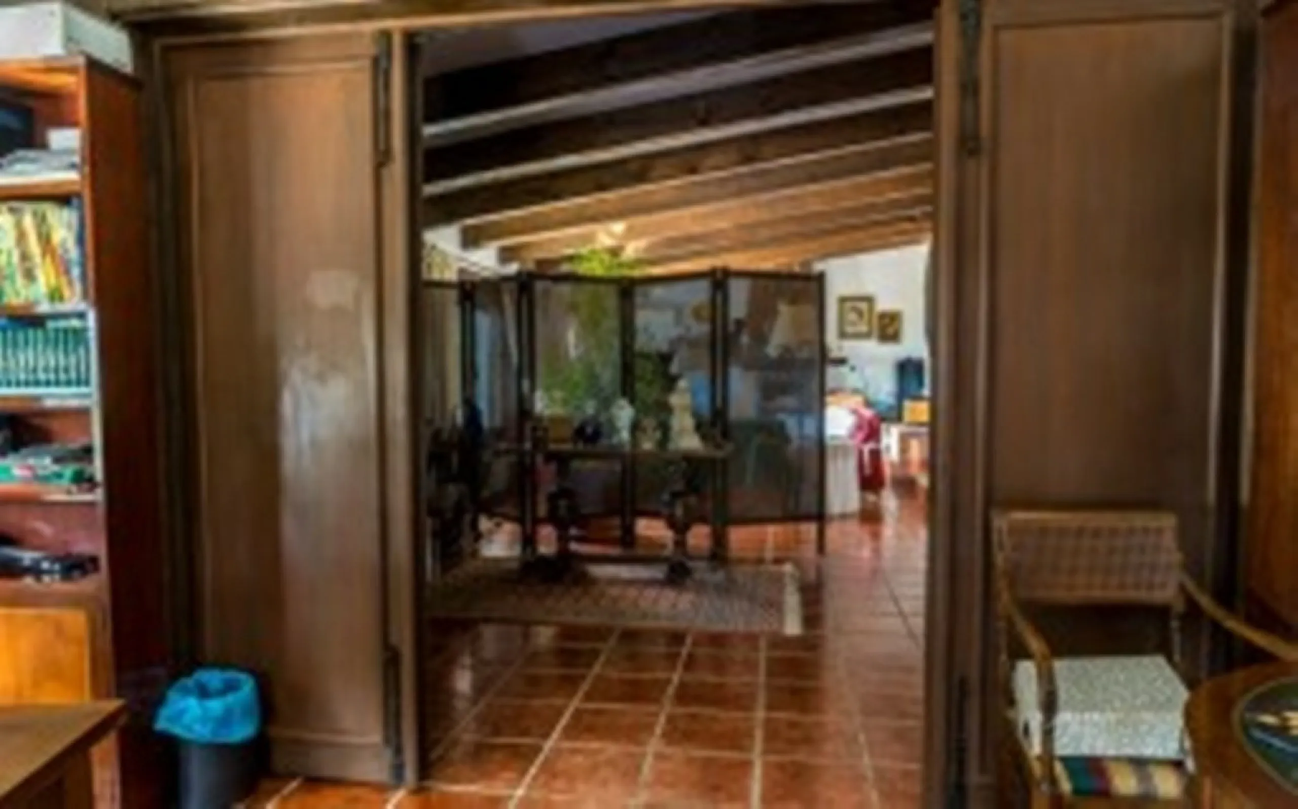 2278-V FANTASTIC FINCA FOR SALE on 70 000m2 of fenced plot, consists of many facilities in perfect condition, a house of 300m2 with living-dining room with fireplace, independent and furnished kitchen, 3 bedrooms, 3 bathrooms, plus a guest house of 100m2 