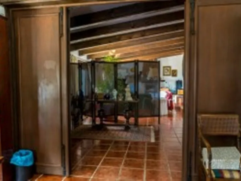 2278-V FANTASTIC FINCA FOR SALE on 70 000m2 of fenced plot, consists of many facilities in perfect condition, a house of 300m2 with living-dining room with fireplace, independent and furnished kitchen, 3 bedrooms, 3 bathrooms, plus a guest house of 100m2 