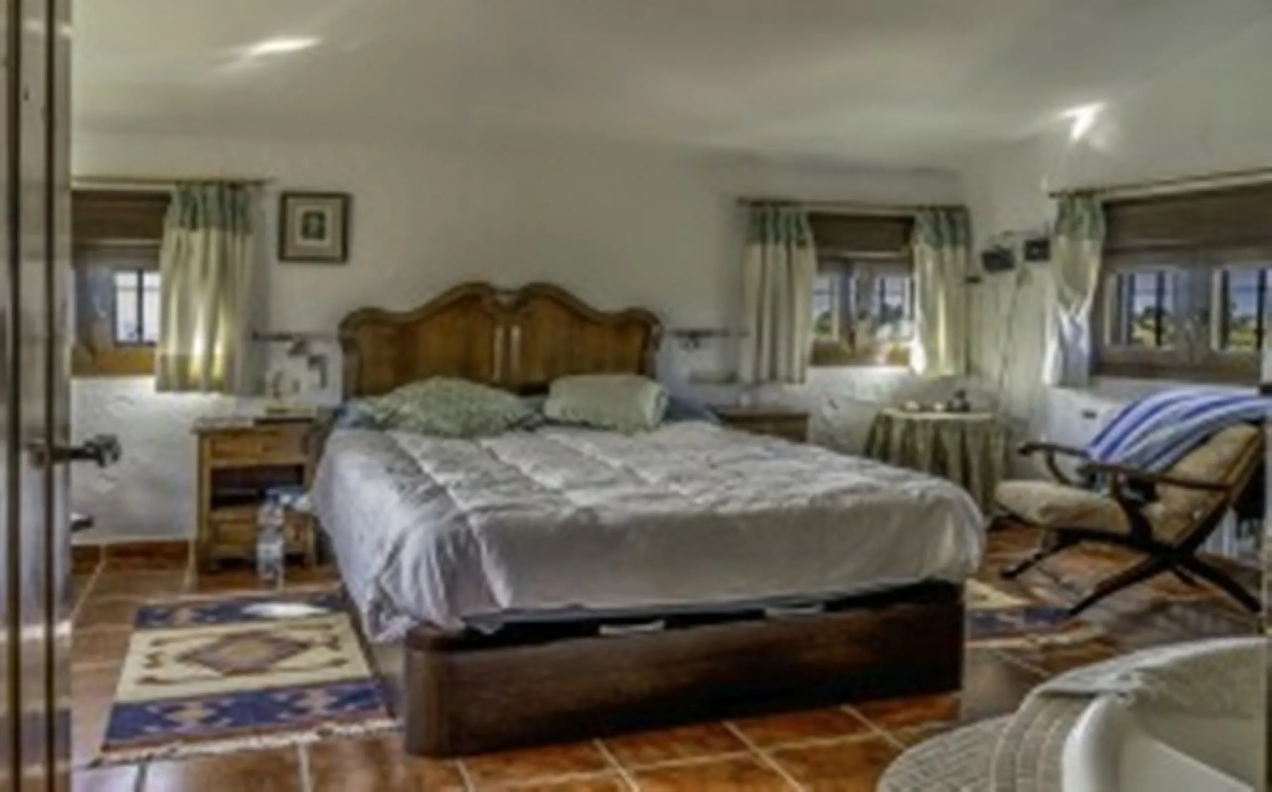 2278-V FANTASTIC FINCA FOR SALE on 70 000m2 of fenced plot, consists of many facilities in perfect condition, a house of 300m2 with living-dining room with fireplace, independent and furnished kitchen, 3 bedrooms, 3 bathrooms, plus a guest house of 100m2 