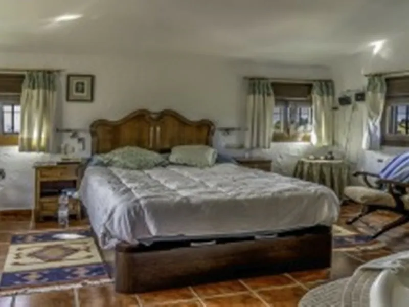 2278-V FANTASTIC FINCA FOR SALE on 70 000m2 of fenced plot, consists of many facilities in perfect condition, a house of 300m2 with living-dining room with fireplace, independent and furnished kitchen, 3 bedrooms, 3 bathrooms, plus a guest house of 100m2 