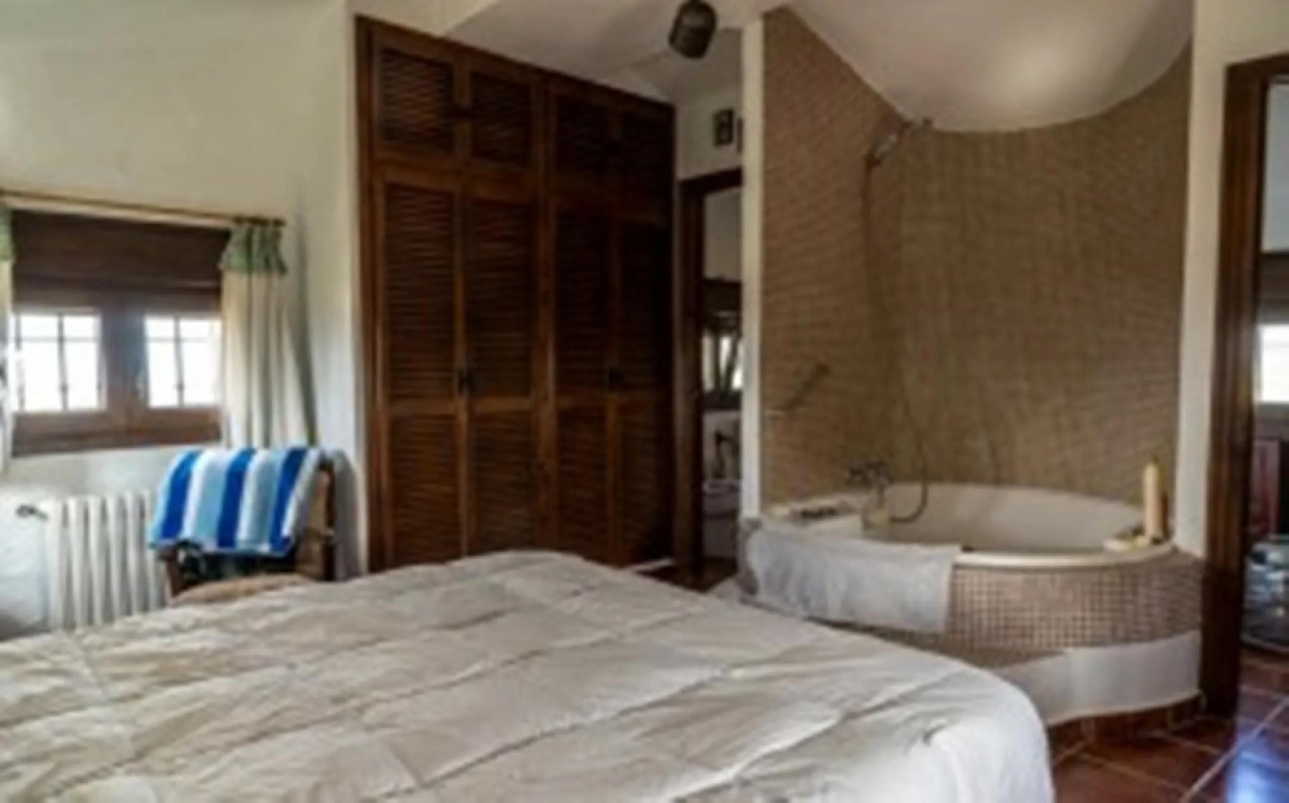 2278-V FANTASTIC FINCA FOR SALE on 70 000m2 of fenced plot, consists of many facilities in perfect condition, a house of 300m2 with living-dining room with fireplace, independent and furnished kitchen, 3 bedrooms, 3 bathrooms, plus a guest house of 100m2 