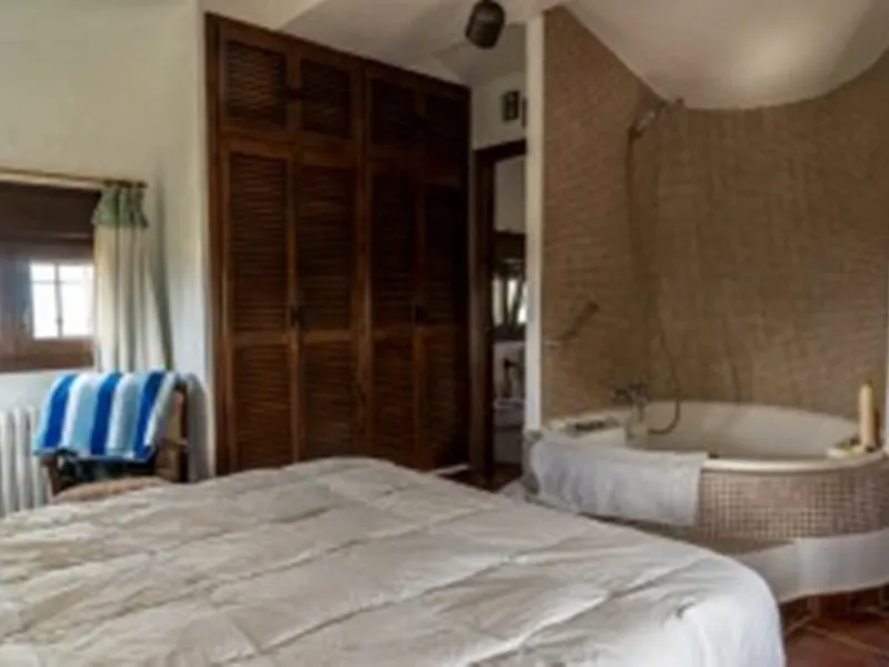 2278-V FANTASTIC FINCA FOR SALE on 70 000m2 of fenced plot, consists of many facilities in perfect condition, a house of 300m2 with living-dining room with fireplace, independent and furnished kitchen, 3 bedrooms, 3 bathrooms, plus a guest house of 100m2 