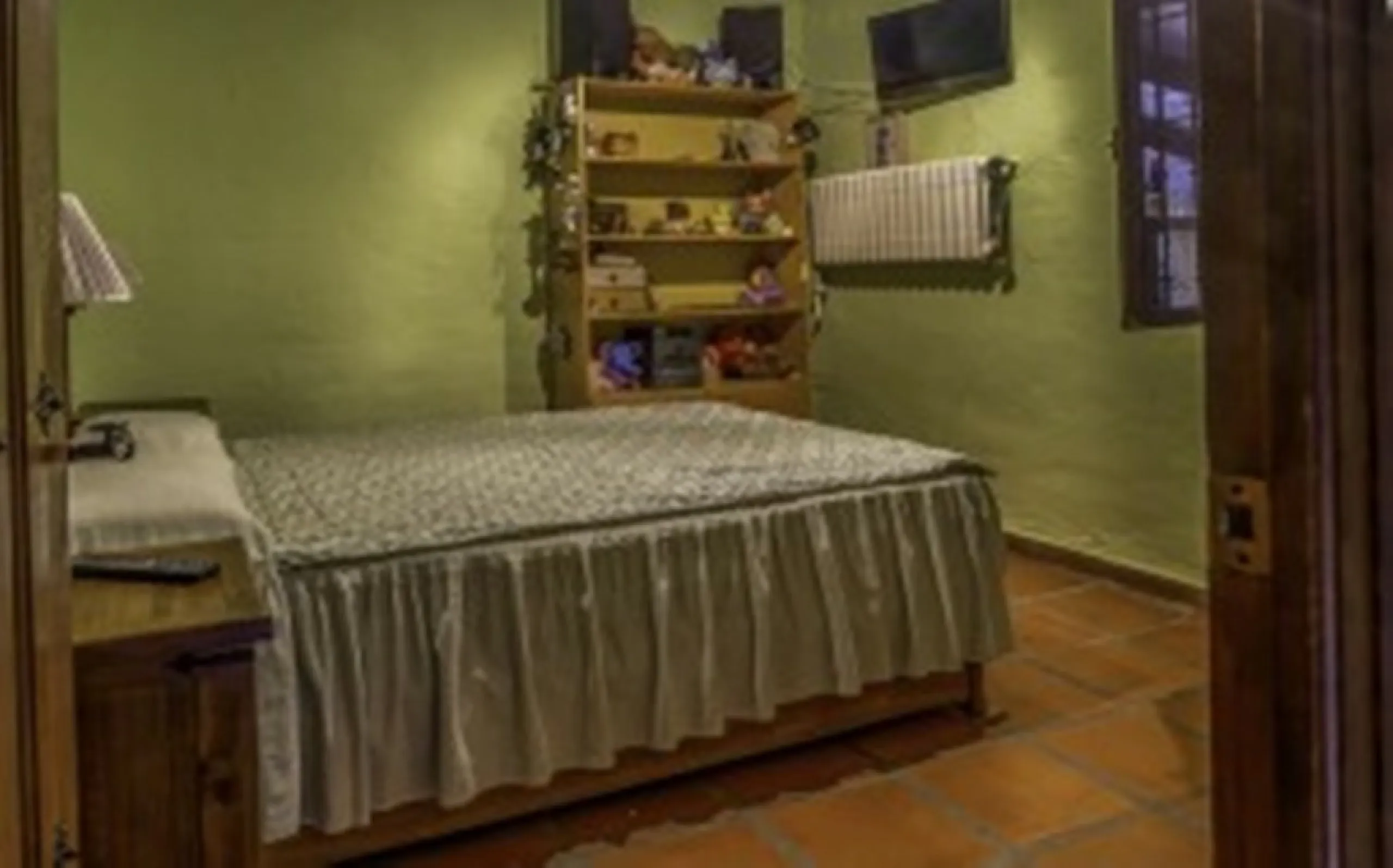 2278-V FANTASTIC FINCA FOR SALE on 70 000m2 of fenced plot, consists of many facilities in perfect condition, a house of 300m2 with living-dining room with fireplace, independent and furnished kitchen, 3 bedrooms, 3 bathrooms, plus a guest house of 100m2 