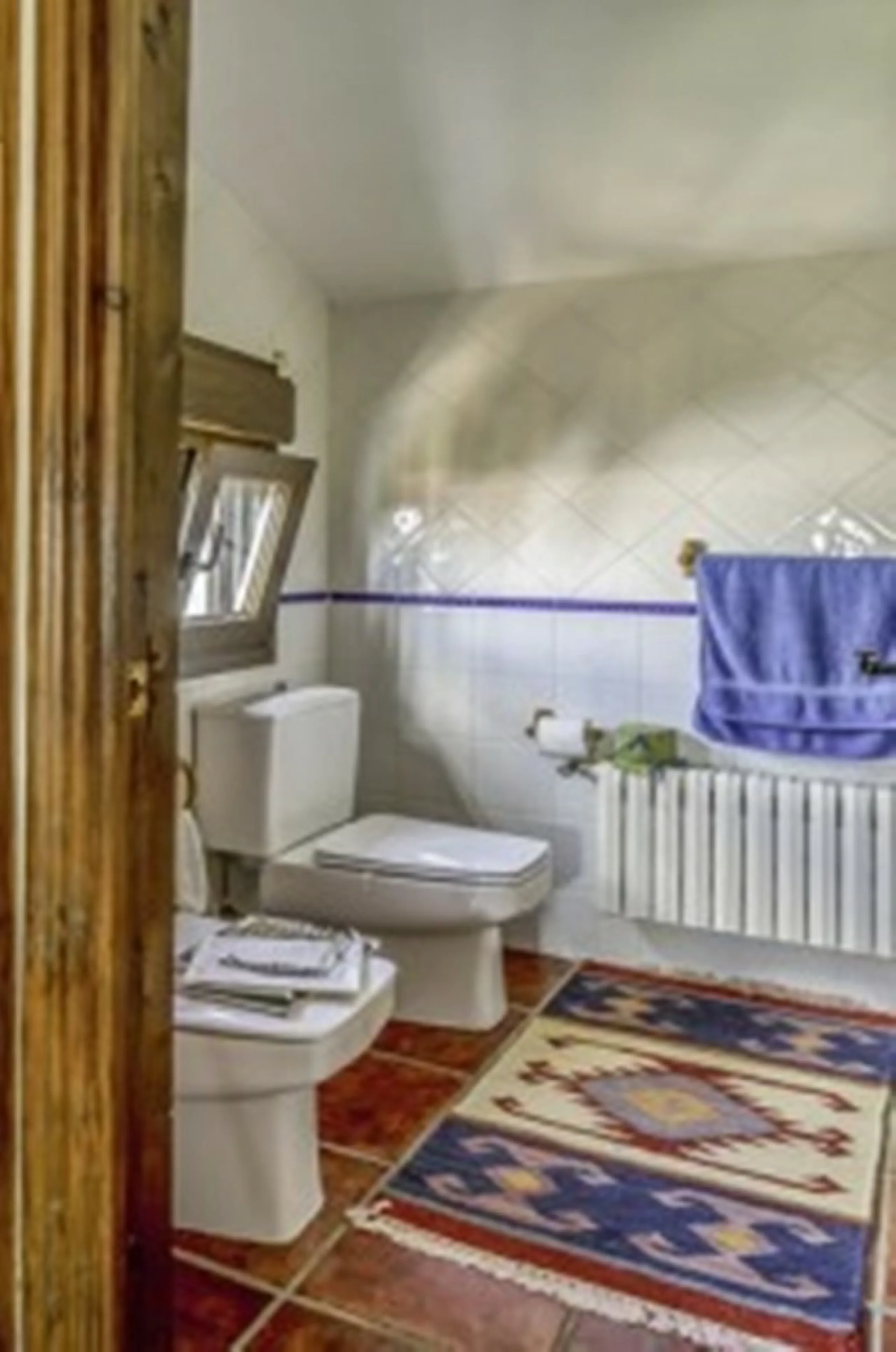 2278-V FANTASTIC FINCA FOR SALE on 70 000m2 of fenced plot, consists of many facilities in perfect condition, a house of 300m2 with living-dining room with fireplace, independent and furnished kitchen, 3 bedrooms, 3 bathrooms, plus a guest house of 100m2 
