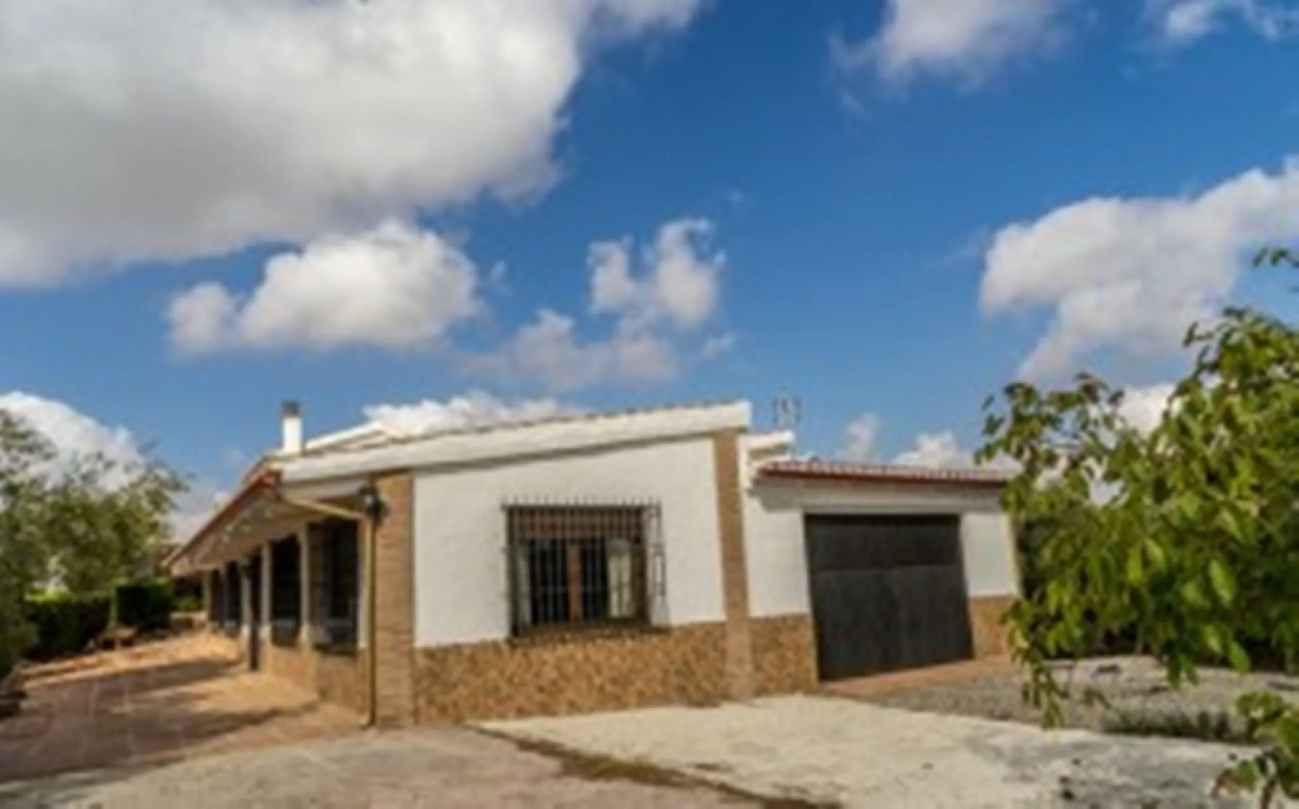 2278-V FANTASTIC FINCA FOR SALE on 70 000m2 of fenced plot, consists of many facilities in perfect condition, a house of 300m2 with living-dining room with fireplace, independent and furnished kitchen, 3 bedrooms, 3 bathrooms, plus a guest house of 100m2 