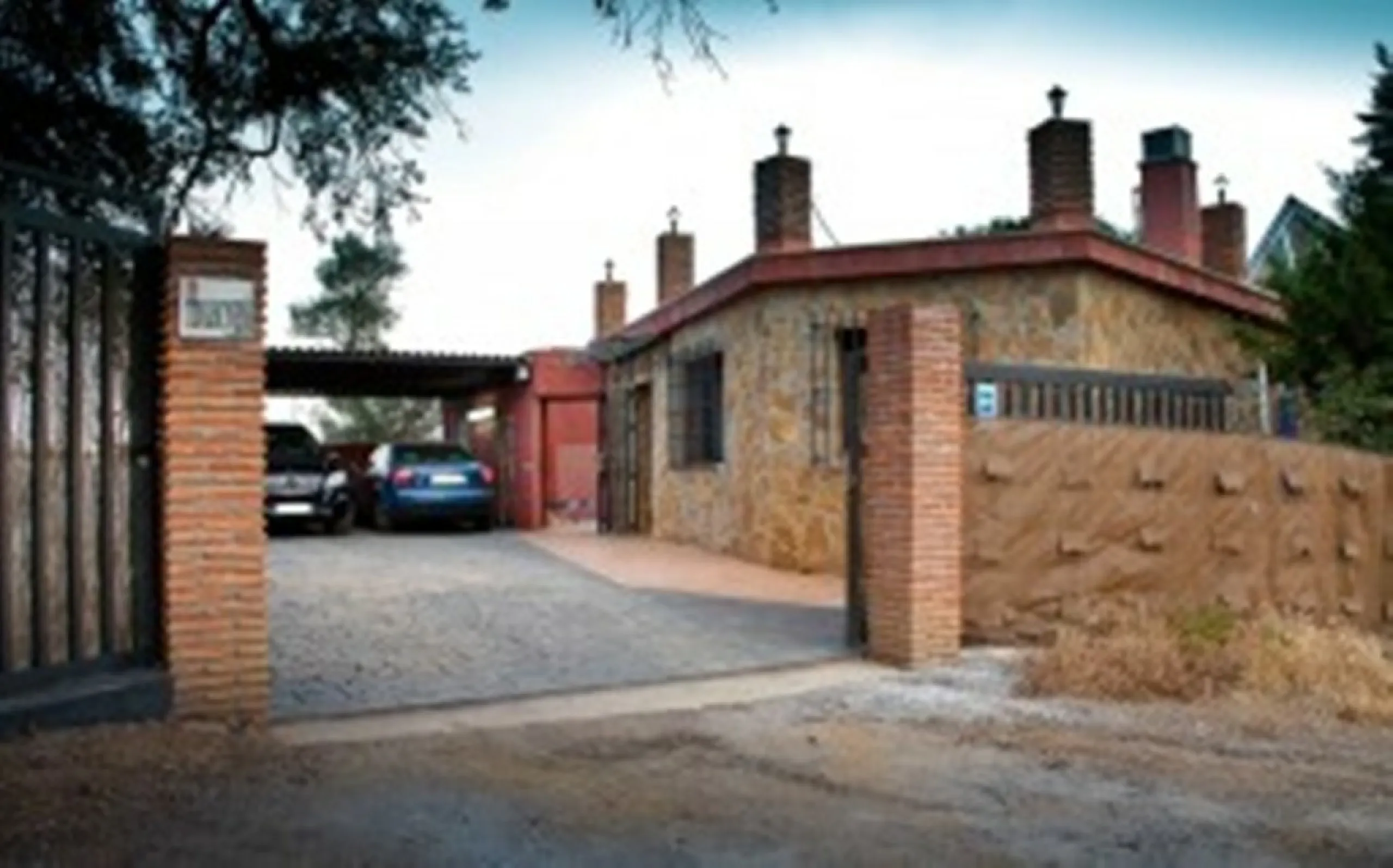 2278-V FANTASTIC FINCA FOR SALE on 70 000m2 of fenced plot, consists of many facilities in perfect condition, a house of 300m2 with living-dining room with fireplace, independent and furnished kitchen, 3 bedrooms, 3 bathrooms, plus a guest house of 100m2 