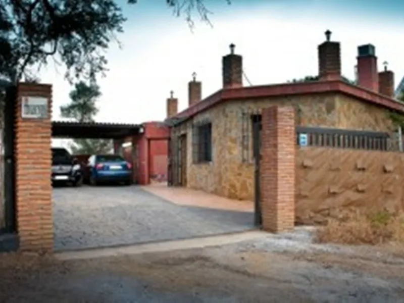 2278-V FANTASTIC FINCA FOR SALE on 70 000m2 of fenced plot, consists of many facilities in perfect condition, a house of 300m2 with living-dining room with fireplace, independent and furnished kitchen, 3 bedrooms, 3 bathrooms, plus a guest house of 100m2 