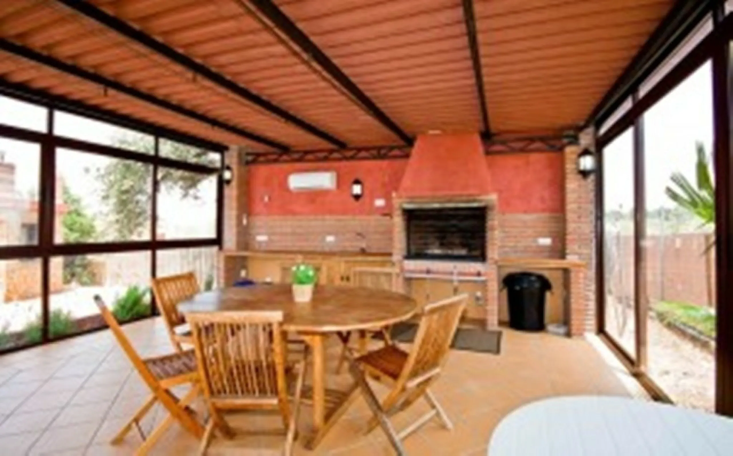 2278-V FANTASTIC FINCA FOR SALE on 70 000m2 of fenced plot, consists of many facilities in perfect condition, a house of 300m2 with living-dining room with fireplace, independent and furnished kitchen, 3 bedrooms, 3 bathrooms, plus a guest house of 100m2 