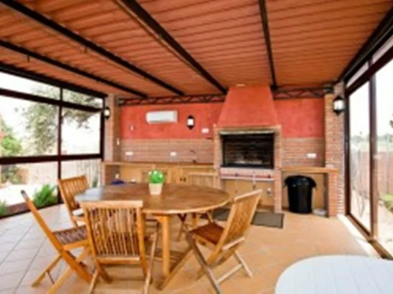 2278-V FANTASTIC FINCA FOR SALE on 70 000m2 of fenced plot, consists of many facilities in perfect condition, a house of 300m2 with living-dining room with fireplace, independent and furnished kitchen, 3 bedrooms, 3 bathrooms, plus a guest house of 100m2 