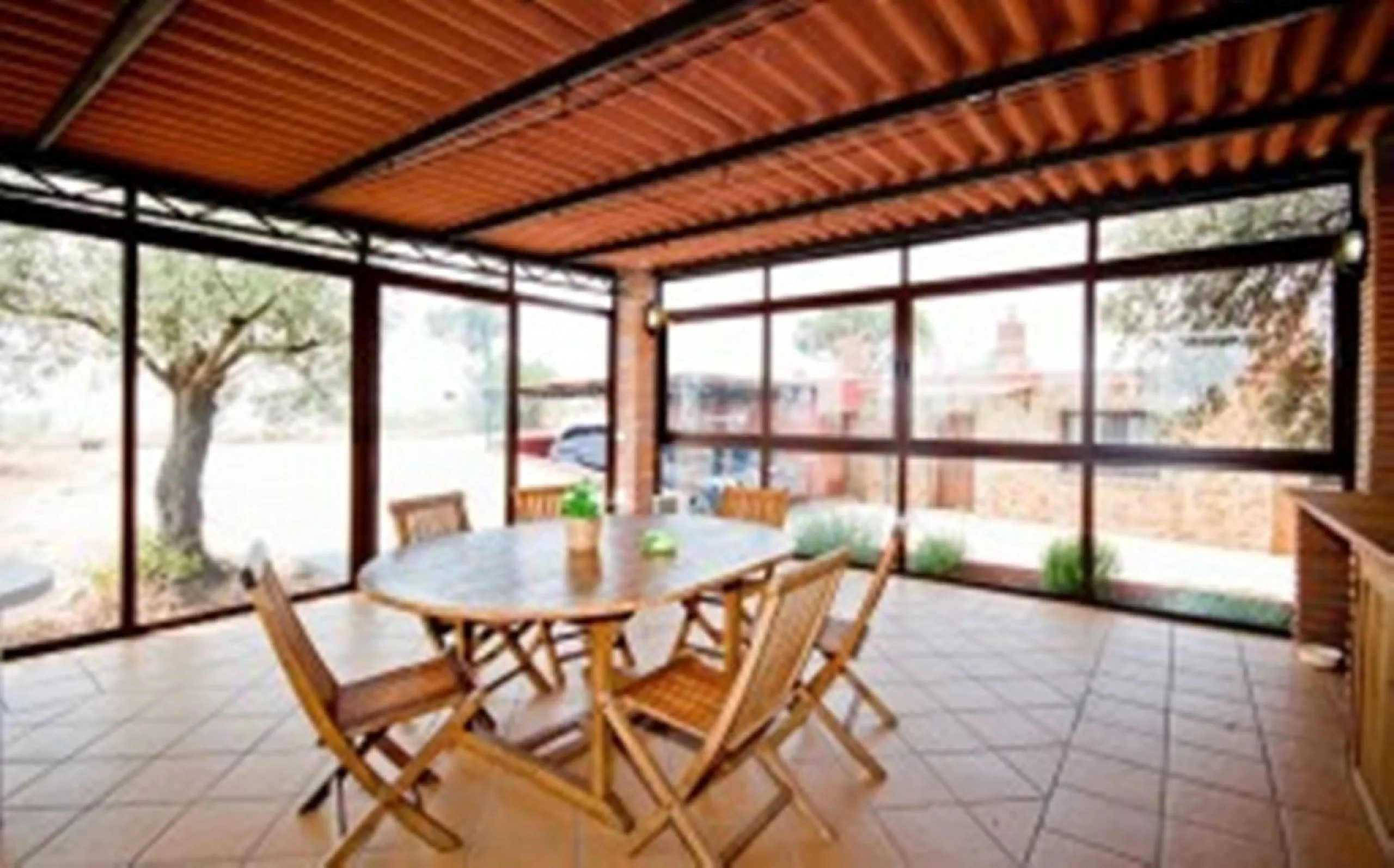 2278-V FANTASTIC FINCA FOR SALE on 70 000m2 of fenced plot, consists of many facilities in perfect condition, a house of 300m2 with living-dining room with fireplace, independent and furnished kitchen, 3 bedrooms, 3 bathrooms, plus a guest house of 100m2 