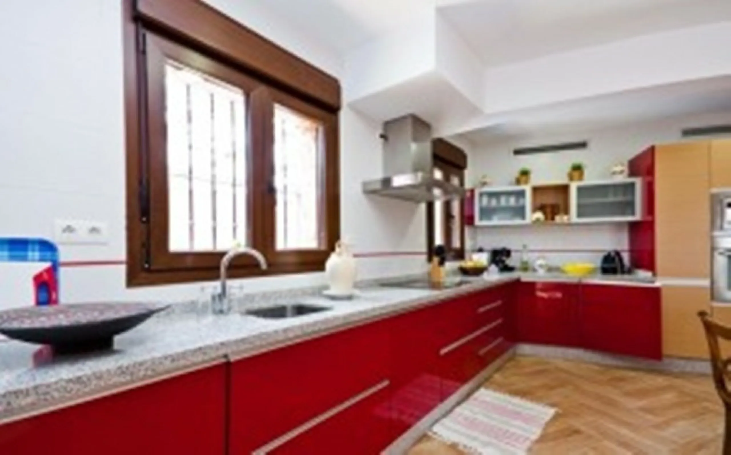 2278-V FANTASTIC FINCA FOR SALE on 70 000m2 of fenced plot, consists of many facilities in perfect condition, a house of 300m2 with living-dining room with fireplace, independent and furnished kitchen, 3 bedrooms, 3 bathrooms, plus a guest house of 100m2 