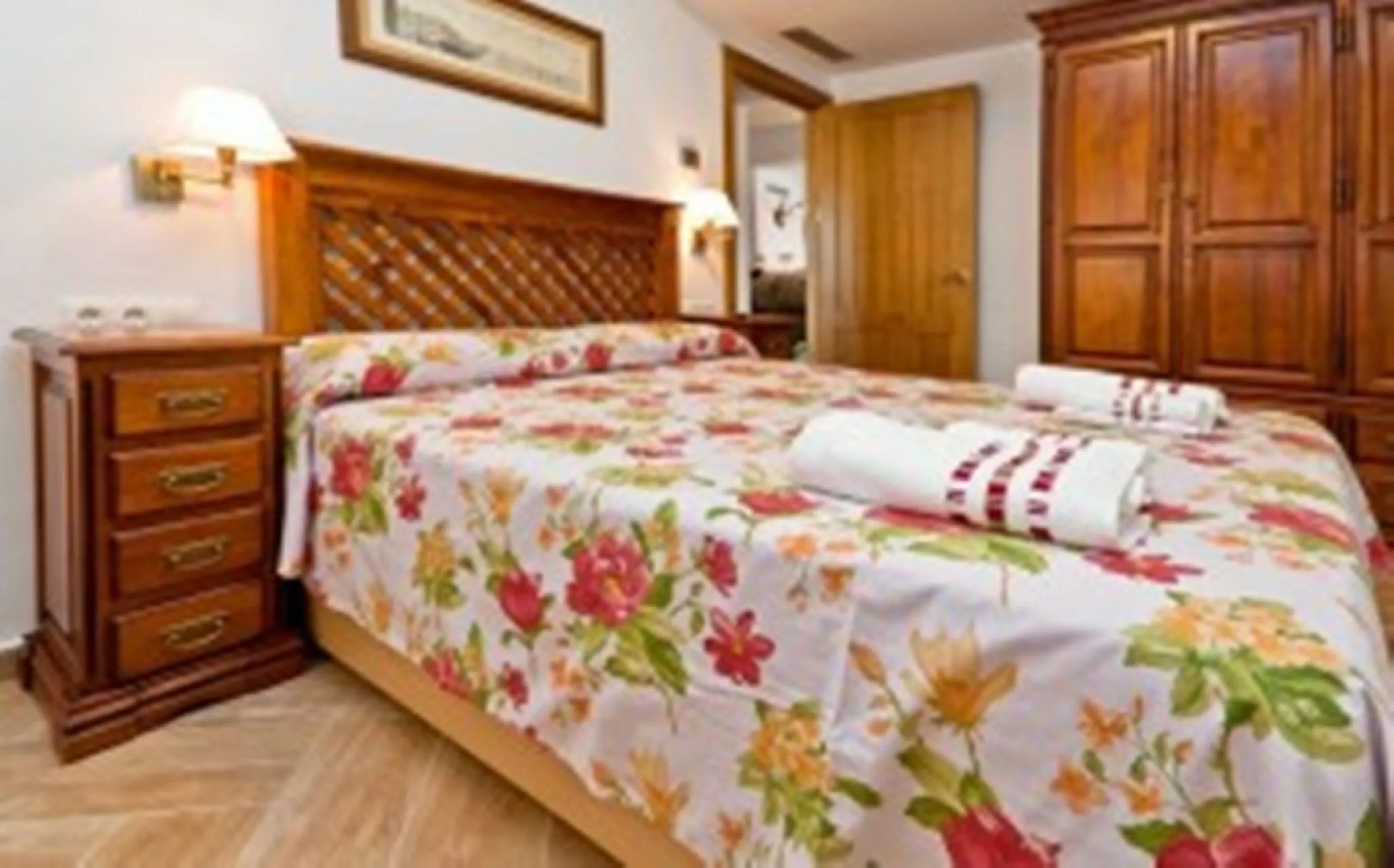 2278-V FANTASTIC FINCA FOR SALE on 70 000m2 of fenced plot, consists of many facilities in perfect condition, a house of 300m2 with living-dining room with fireplace, independent and furnished kitchen, 3 bedrooms, 3 bathrooms, plus a guest house of 100m2 