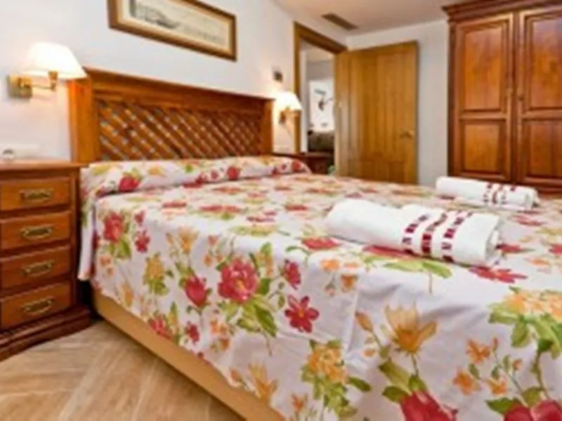 2278-V FANTASTIC FINCA FOR SALE on 70 000m2 of fenced plot, consists of many facilities in perfect condition, a house of 300m2 with living-dining room with fireplace, independent and furnished kitchen, 3 bedrooms, 3 bathrooms, plus a guest house of 100m2 