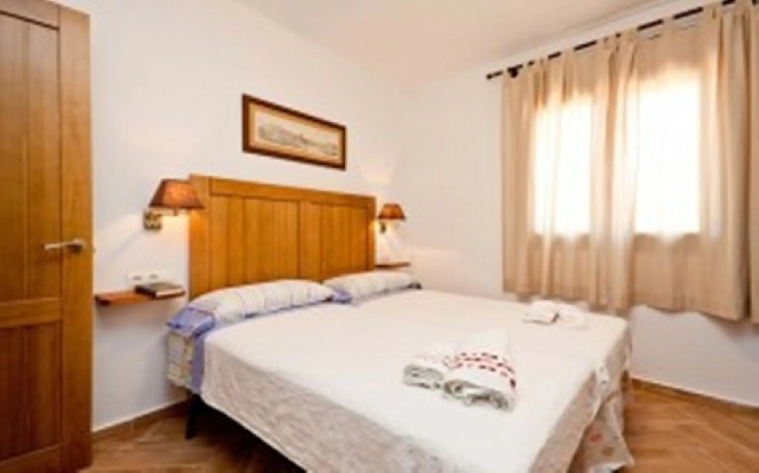 2278-V FANTASTIC FINCA FOR SALE on 70 000m2 of fenced plot, consists of many facilities in perfect condition, a house of 300m2 with living-dining room with fireplace, independent and furnished kitchen, 3 bedrooms, 3 bathrooms, plus a guest house of 100m2 