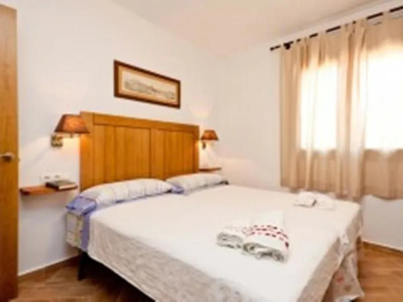 2278-V FANTASTIC FINCA FOR SALE on 70 000m2 of fenced plot, consists of many facilities in perfect condition, a house of 300m2 with living-dining room with fireplace, independent and furnished kitchen, 3 bedrooms, 3 bathrooms, plus a guest house of 100m2 